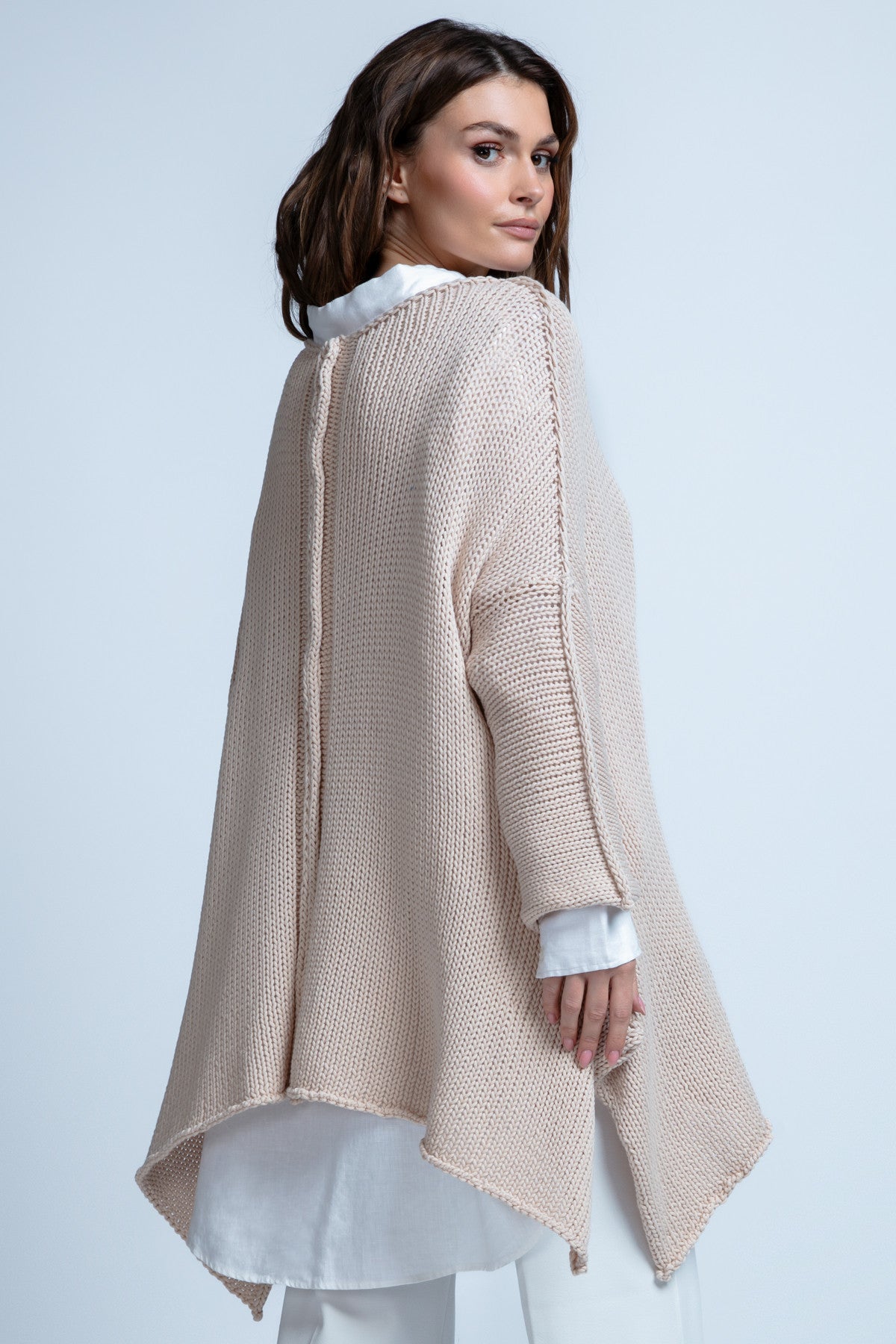 Bawełniany oversizowy asymetryczny sweter na wiosnę i lato beżowy - 3