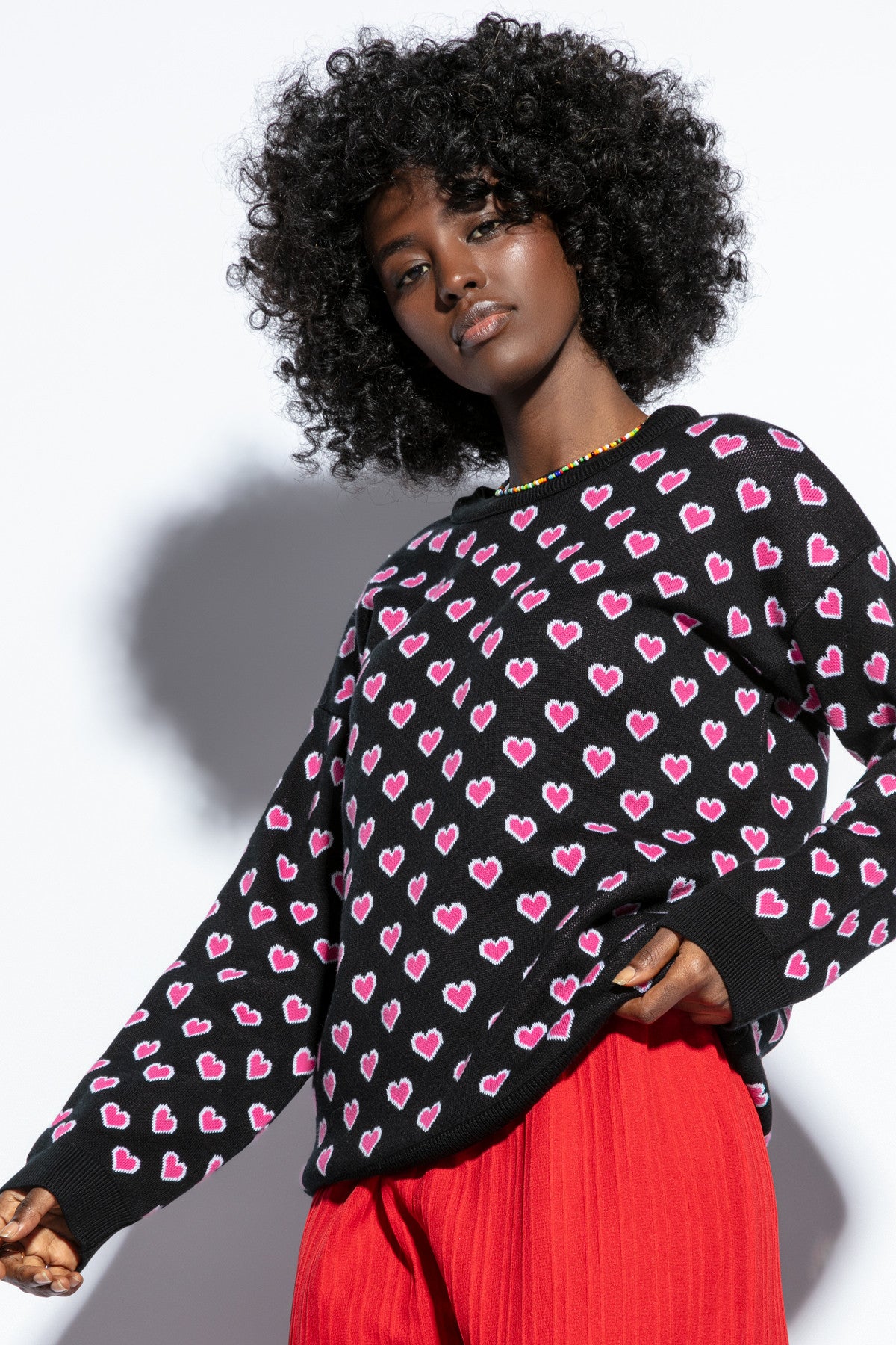 Bawełniany sweter w serduszka czarny - 3