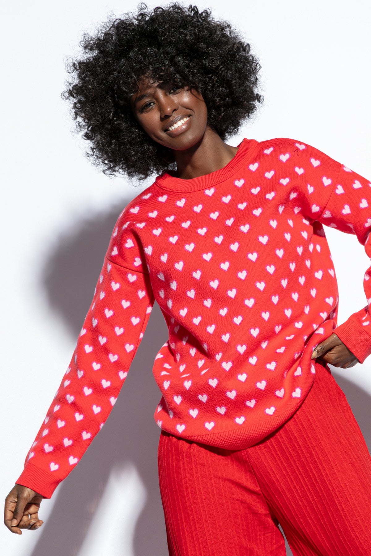 Bawełniany sweter w serduszka czerwony - 1