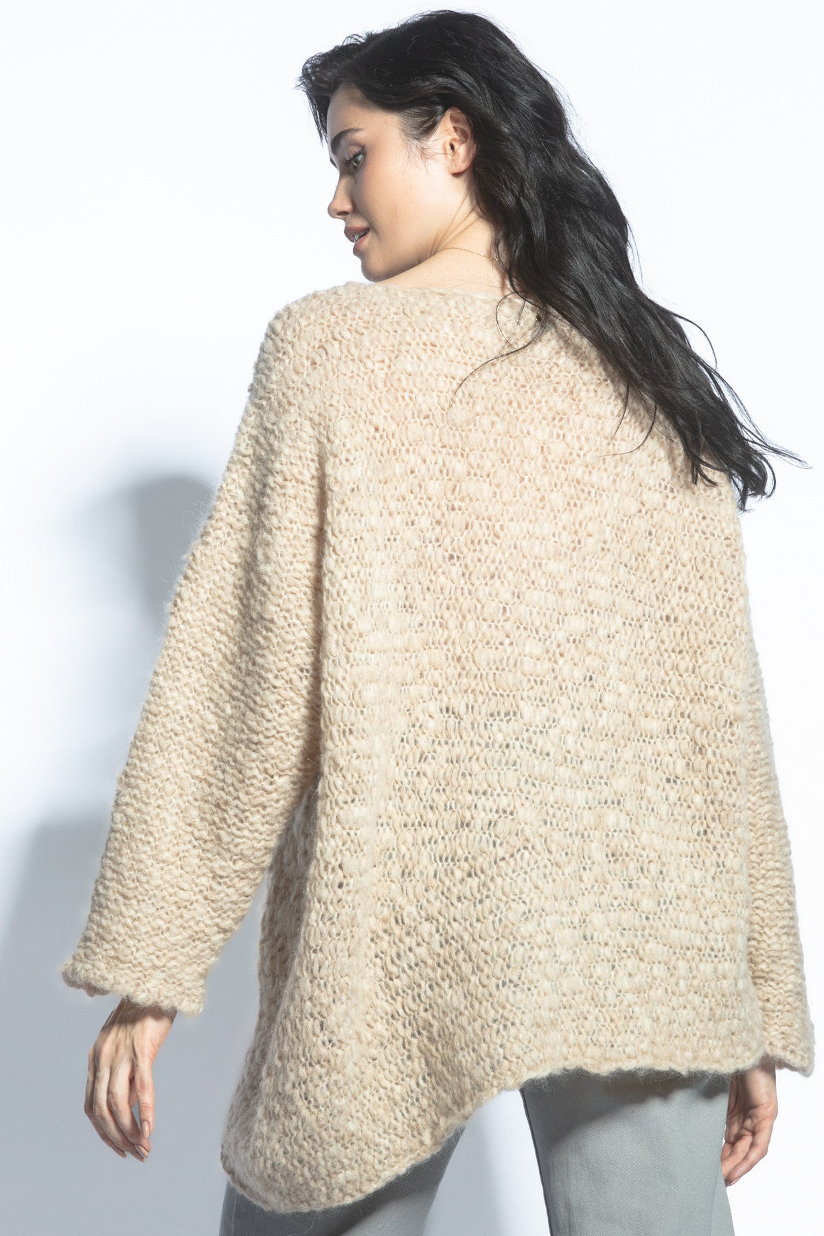 Bezszwowy oversizowy sweter premium z niefarbowanej wełny alpaki beżowy - 7