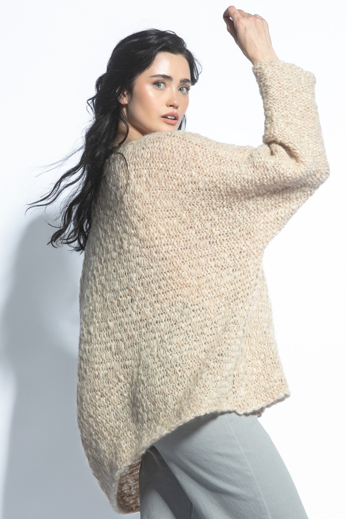 Bezszwowy oversizowy sweter premium z niefarbowanej wełny alpaki beżowy - 8