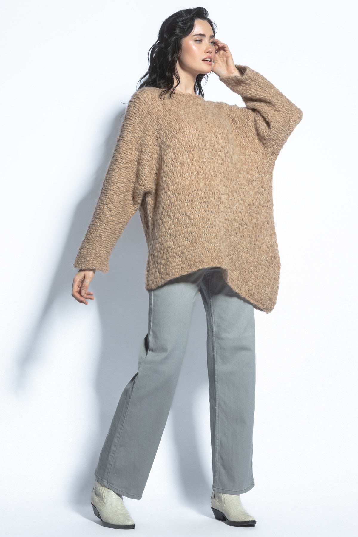 Bezszwowy oversizowy sweter premium z niefarbowanej wełny alpaki mocca - 2