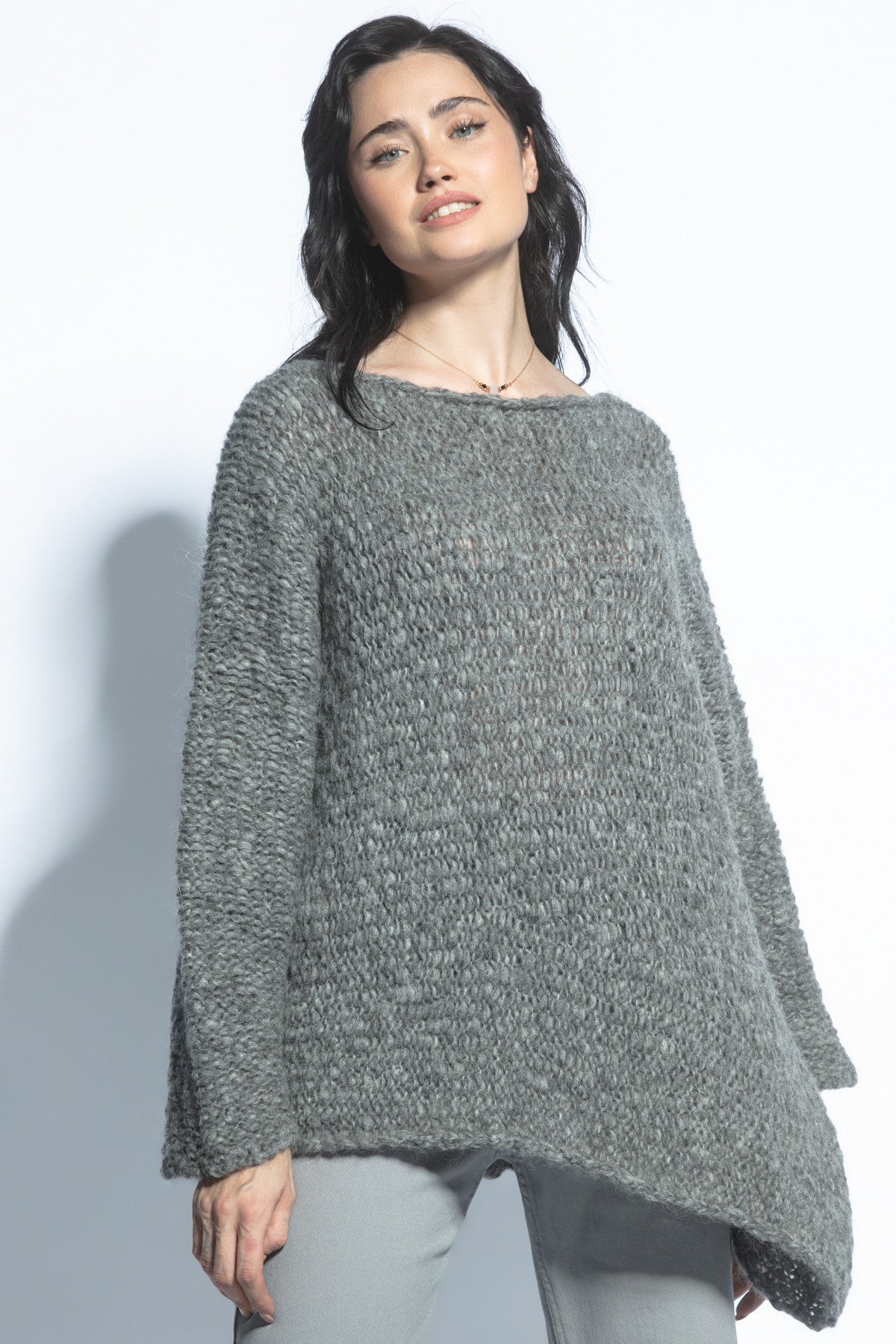 Bezszwowy oversizowy sweter premium z niefarbowanej wełny alpaki szary - 7