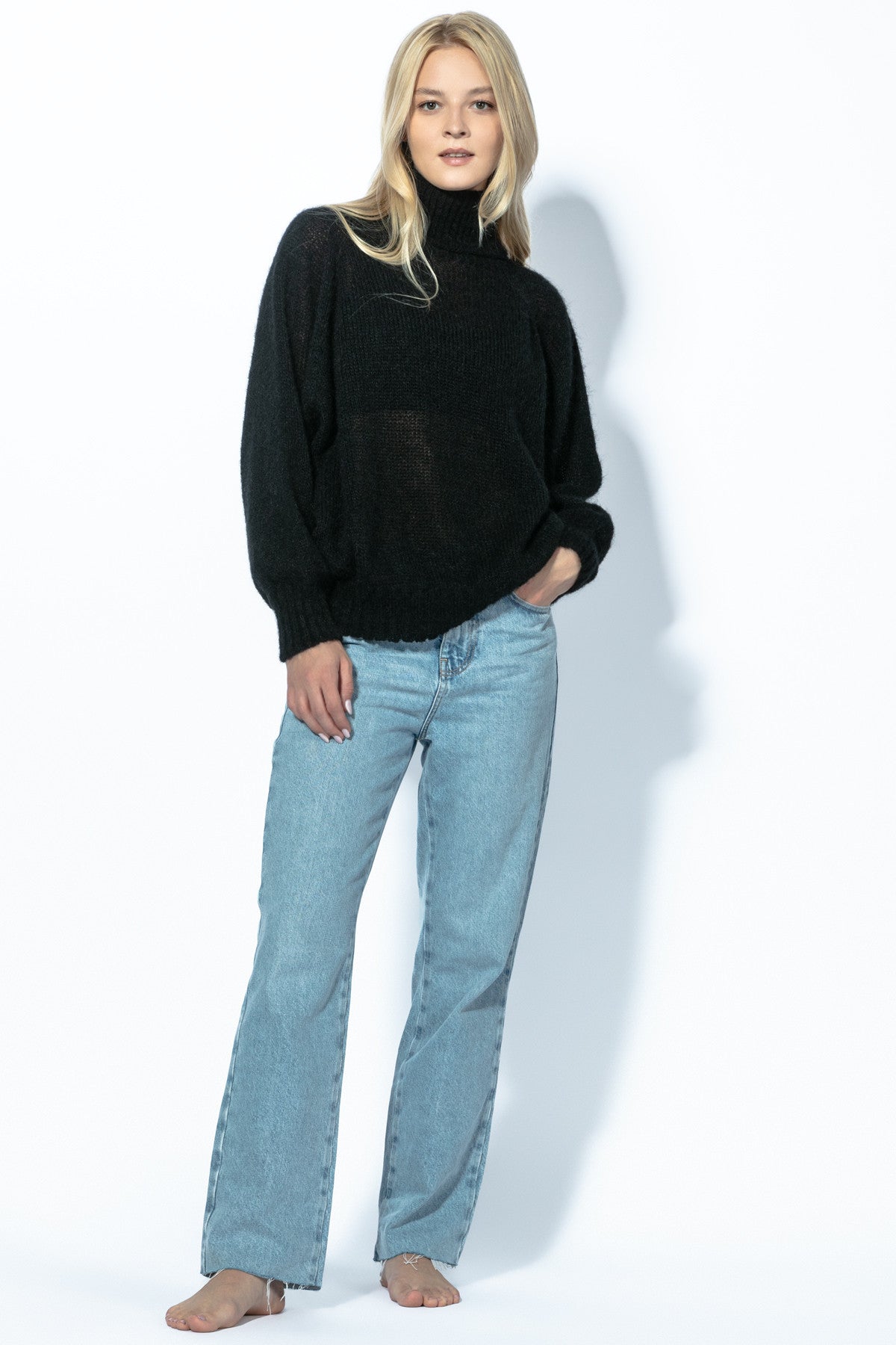 Bezszwowy oversizowy sweter z golfem z wełny alpaki czarny - 2