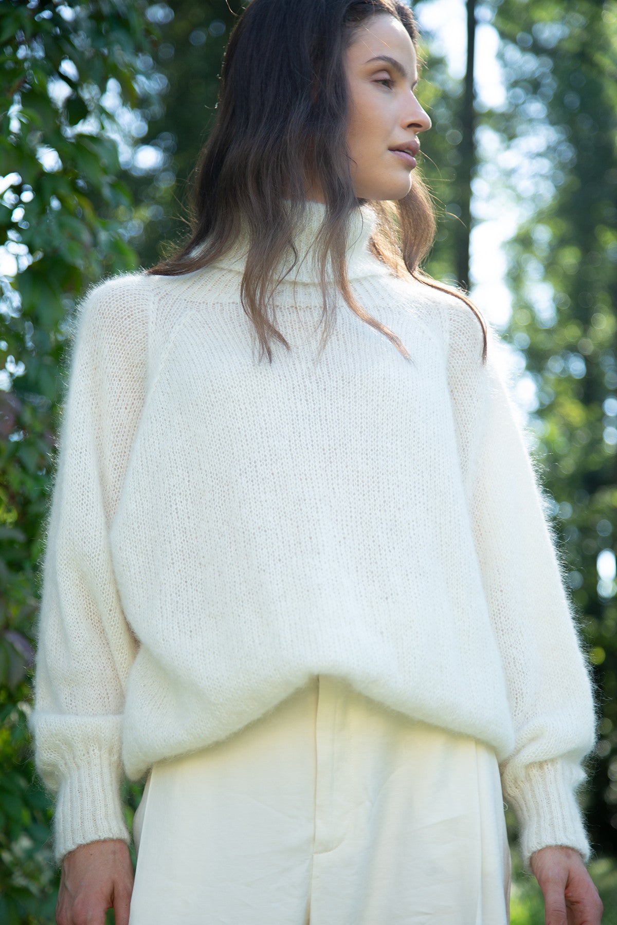 Bezszwowy oversizowy sweter z golfem z wełny alpaki ecru - 1