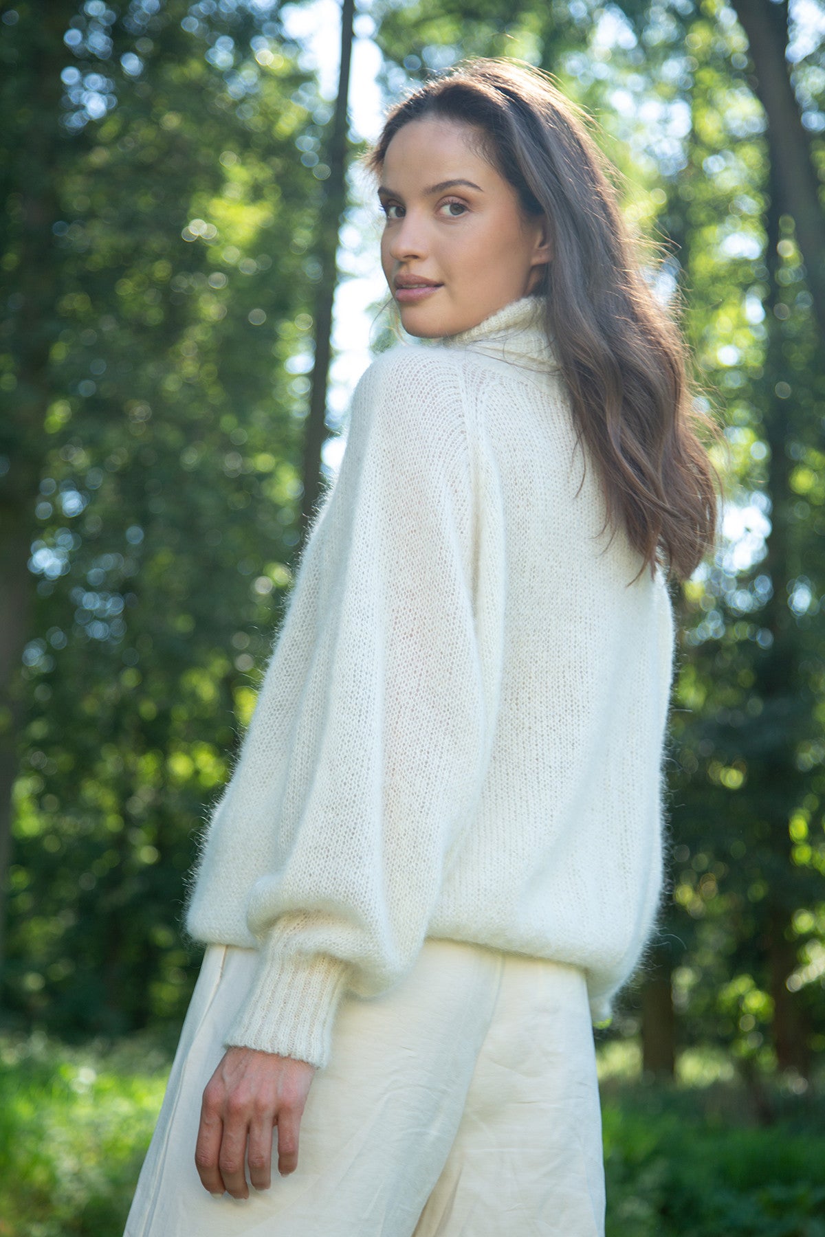 Bezszwowy oversizowy sweter z golfem z wełny alpaki ecru - 3