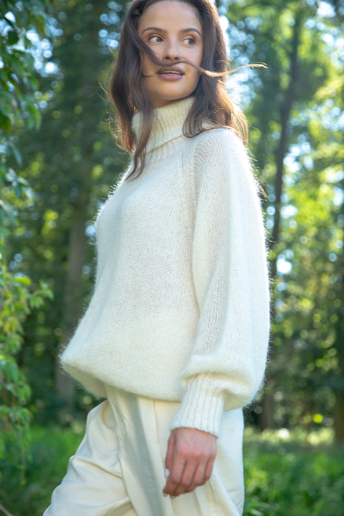 Bezszwowy oversizowy sweter z golfem z wełny alpaki ecru - 2