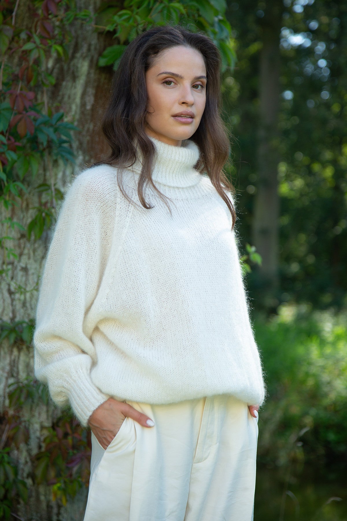 Bezszwowy oversizowy sweter z golfem z wełny alpaki ecru - 5