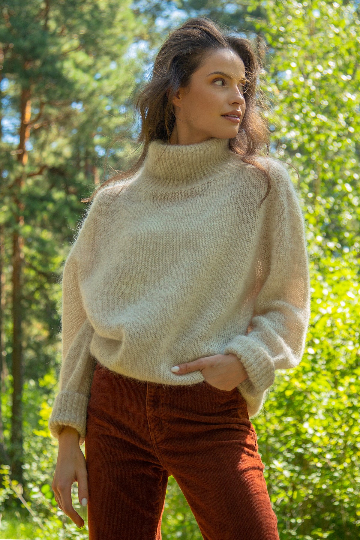 BEZSZWOWY SWETER OVERSIZE Z GOLFEM Z WYWIJANYMI MANKIETAMI Z WEŁNY KID MOHER I MERYNOS beżowy - 11