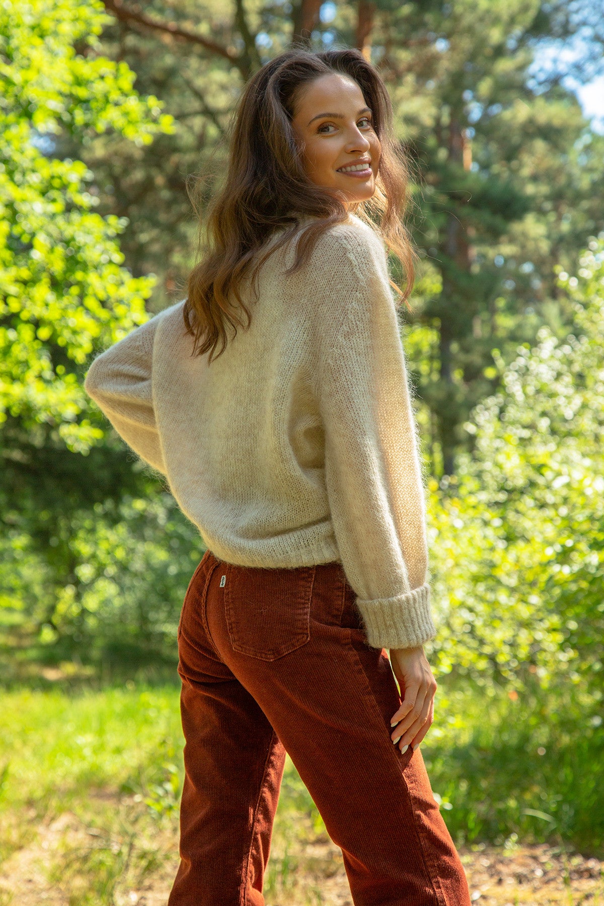 BEZSZWOWY SWETER OVERSIZE Z GOLFEM Z WYWIJANYMI MANKIETAMI Z WEŁNY KID MOHER I MERYNOS beżowy - 14