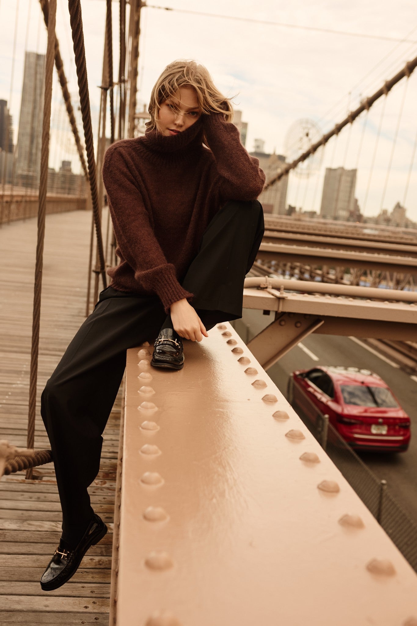 BEZSZWOWY SWETER OVERSIZE Z GOLFEM Z WYWIJANYMI MANKIETAMI Z WEŁNY KID MOHER I MERYNOS brązowy - 2