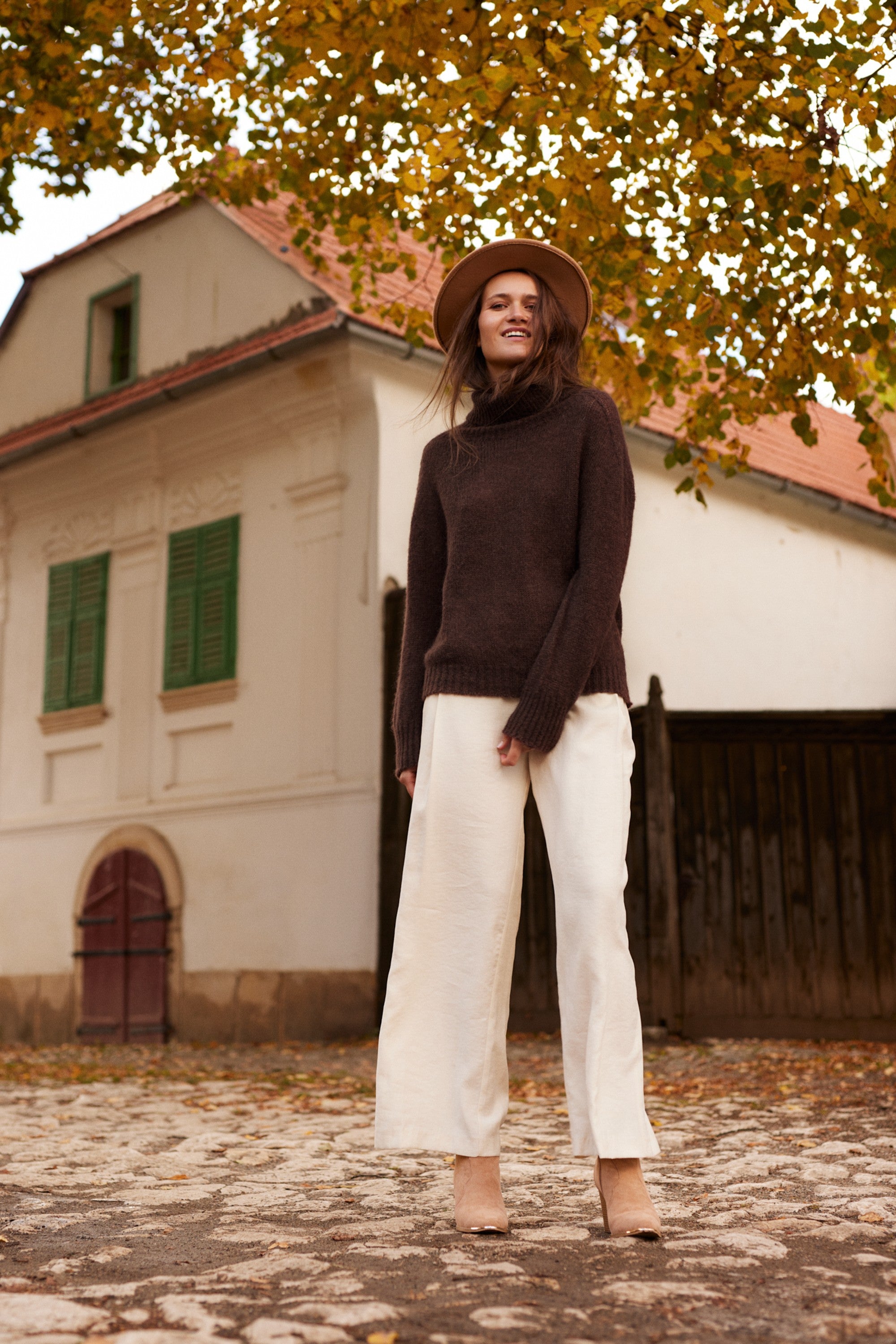 BEZSZWOWY SWETER OVERSIZE Z GOLFEM Z WYWIJANYMI MANKIETAMI Z WEŁNY KID MOHER I MERYNOS brązowy - 6