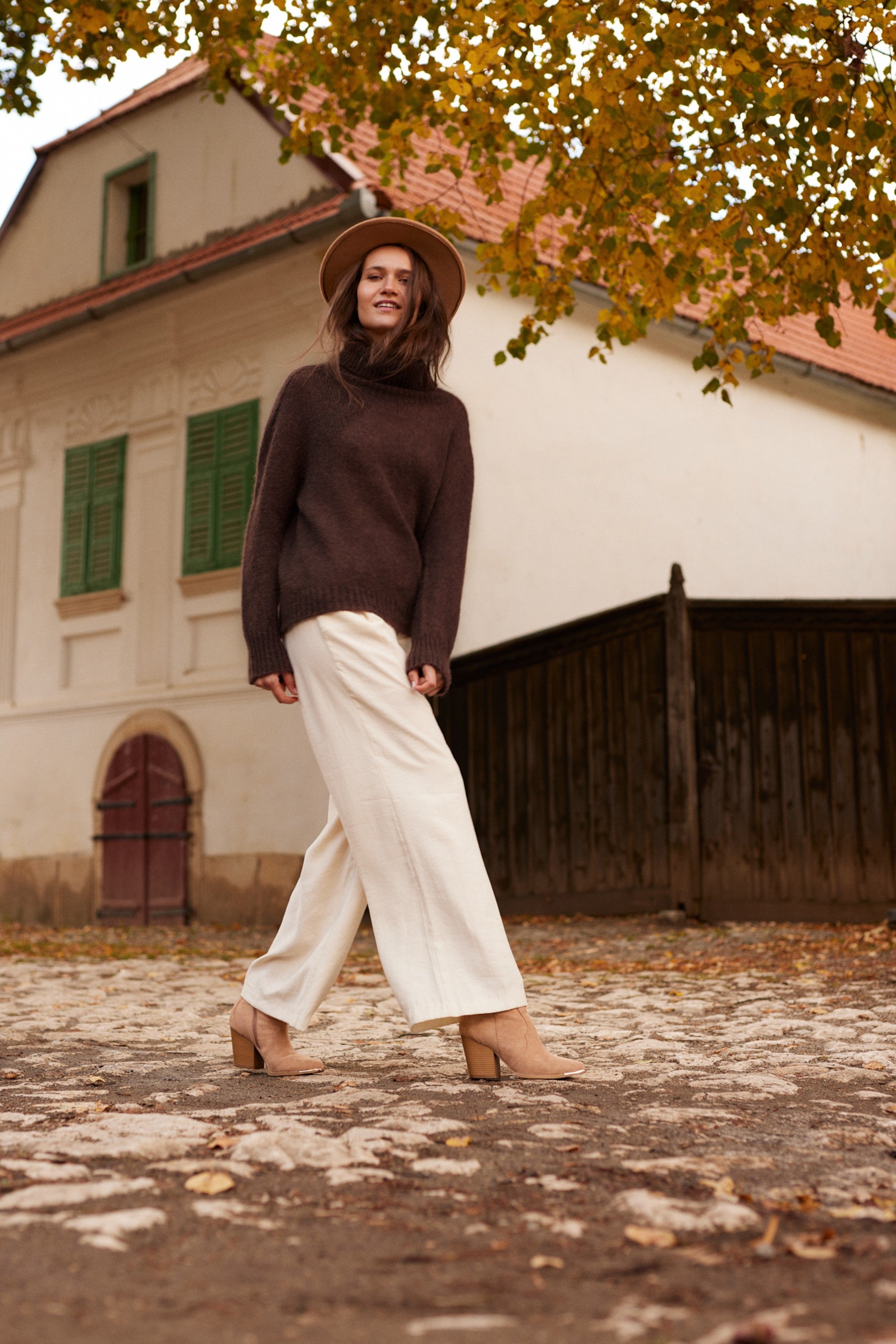 BEZSZWOWY SWETER OVERSIZE Z GOLFEM Z WYWIJANYMI MANKIETAMI Z WEŁNY KID MOHER I MERYNOS brązowy - 5