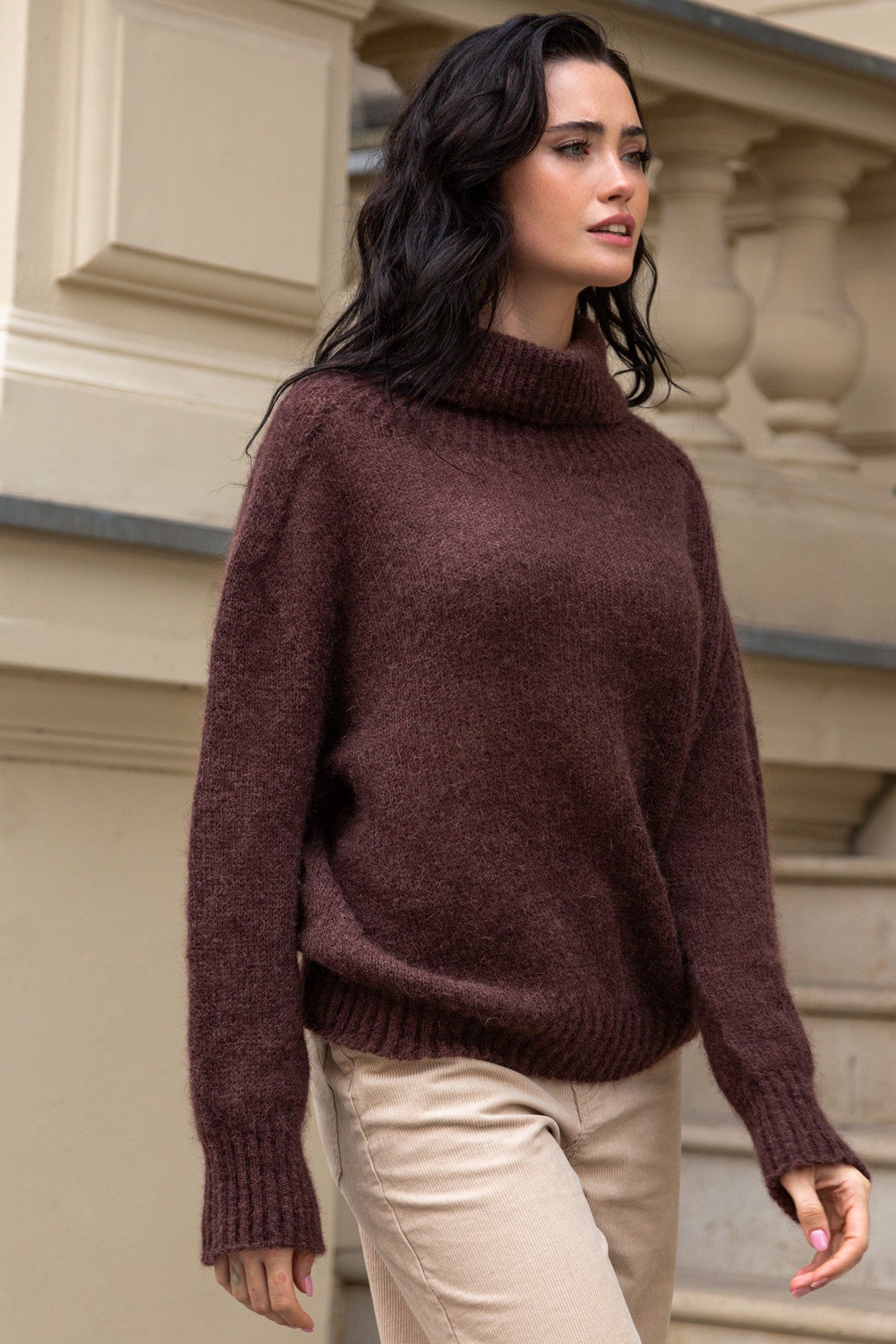 BEZSZWOWY SWETER OVERSIZE Z GOLFEM Z WYWIJANYMI MANKIETAMI Z WEŁNY KID MOHER I MERYNOS brązowy - 9