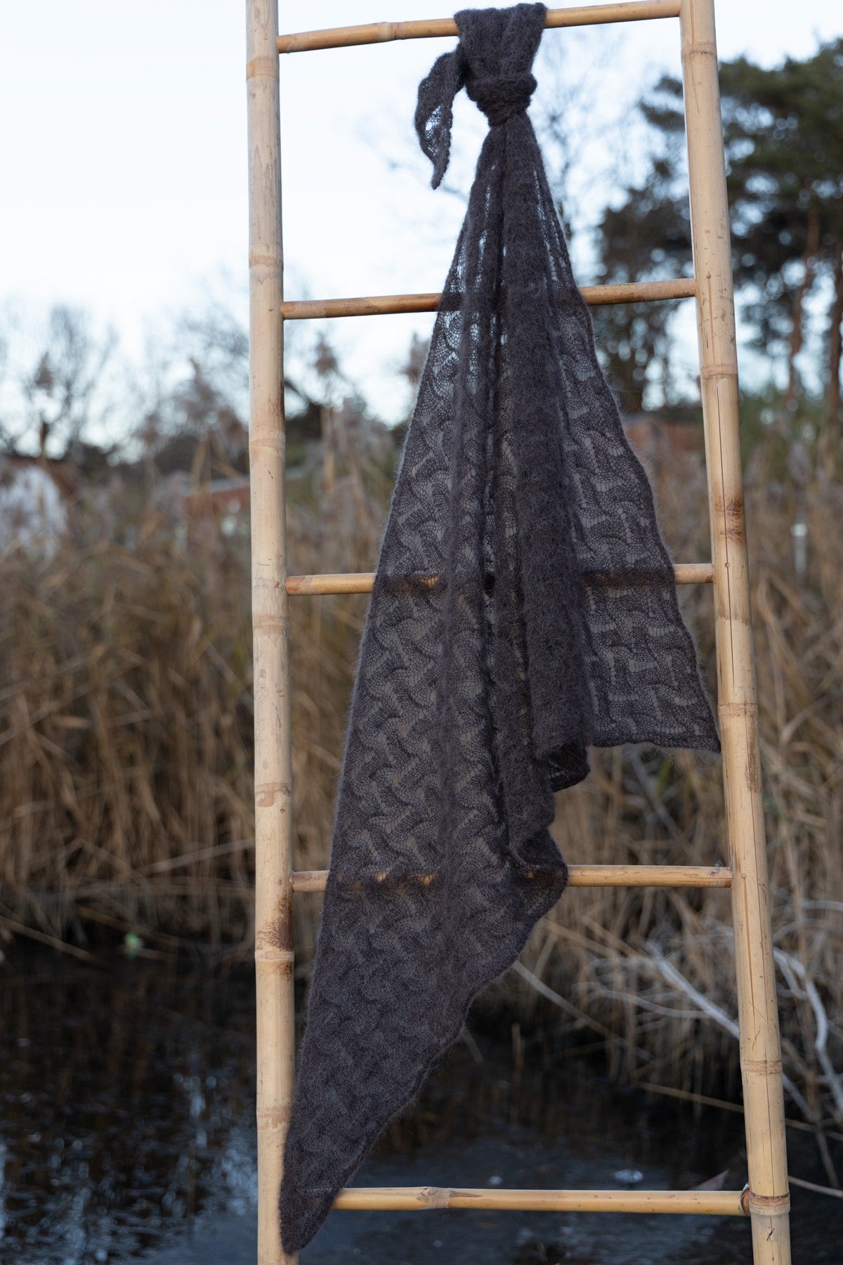 Chusta ażurowa z wełny alpaki Cloudloom Shawl brązowy - 4