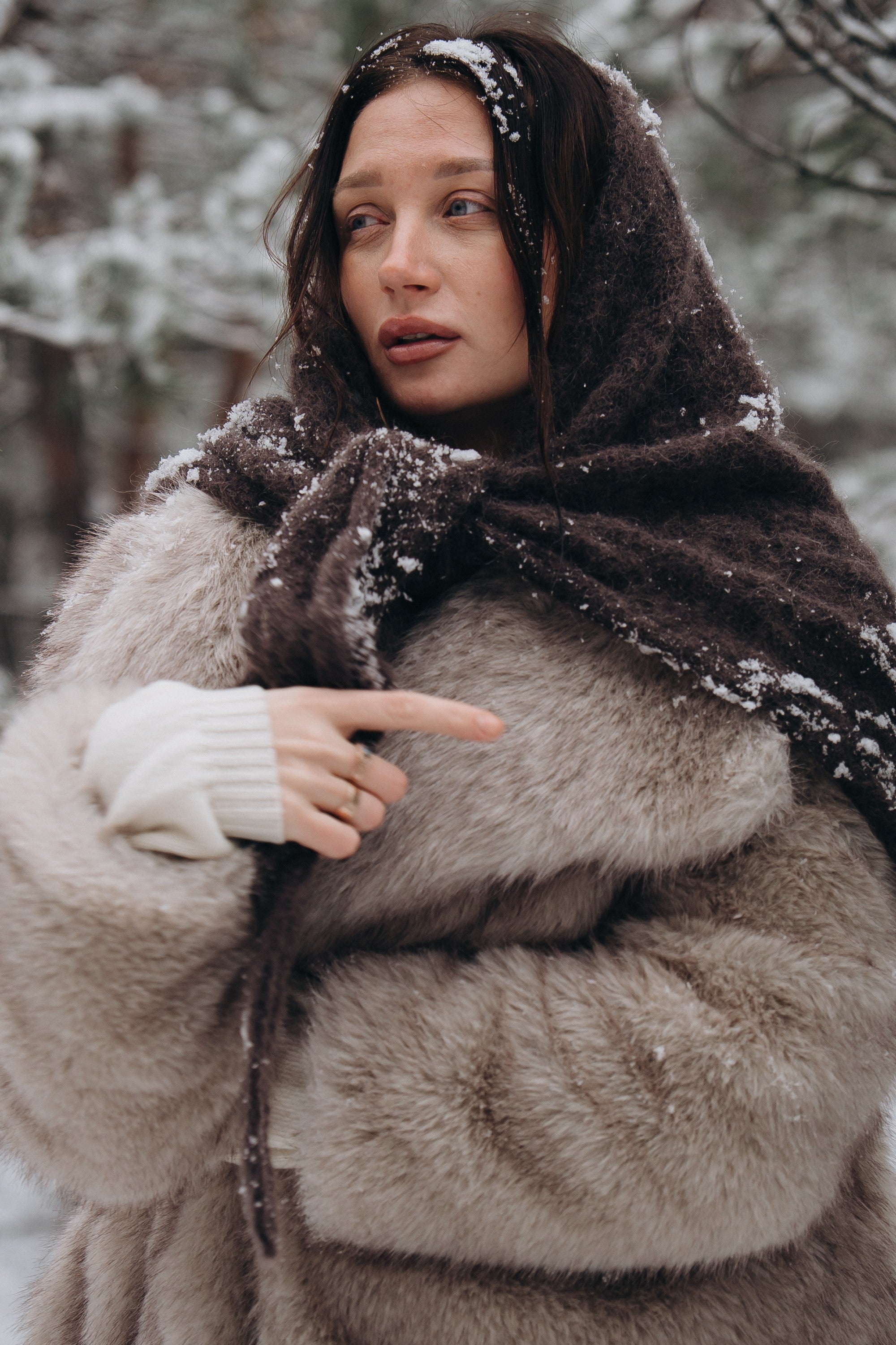 Chusta ażurowa z wełny alpaki Cloudloom Shawl brązowy - 12