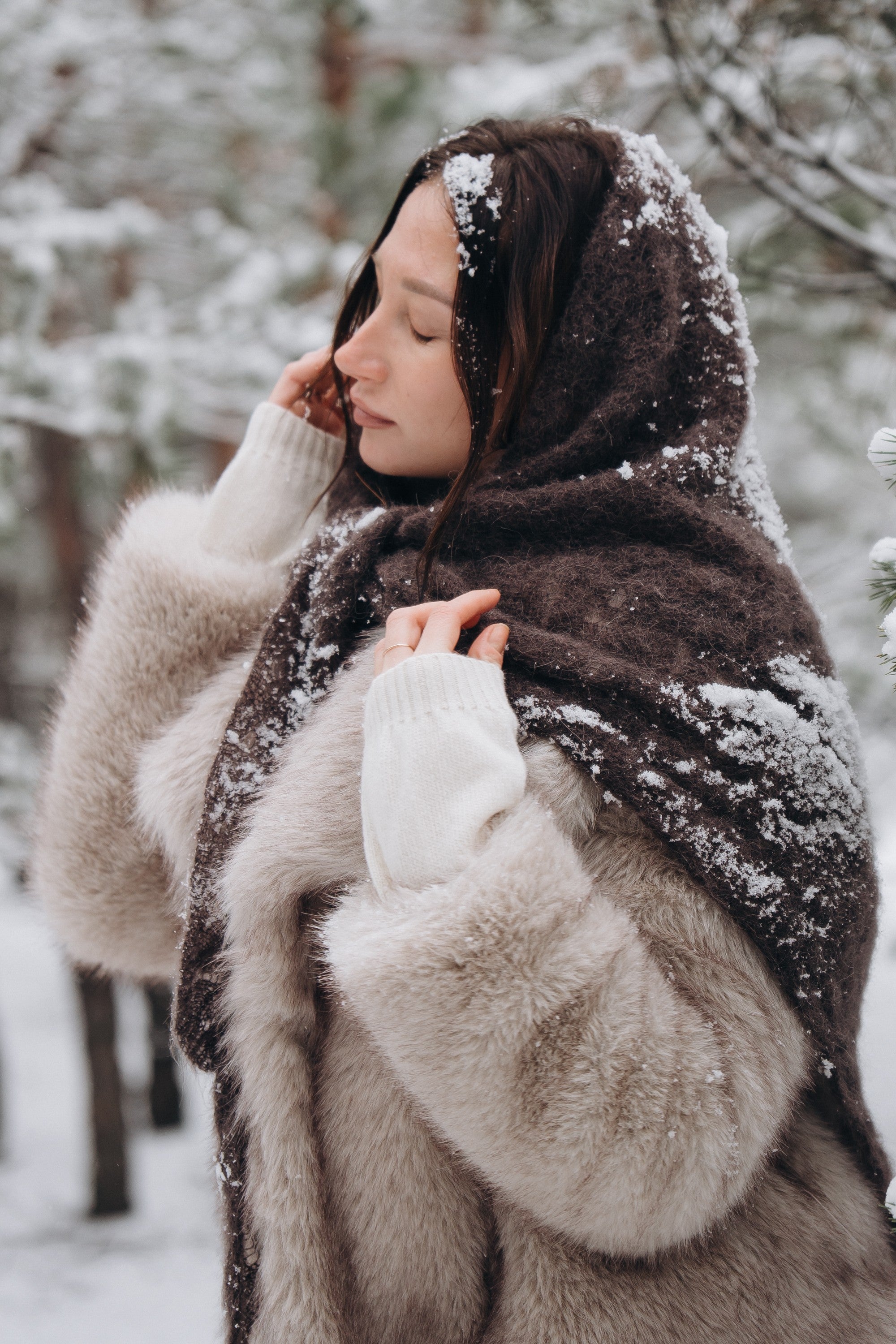 Chusta ażurowa z wełny alpaki Cloudloom Shawl brązowy - 3