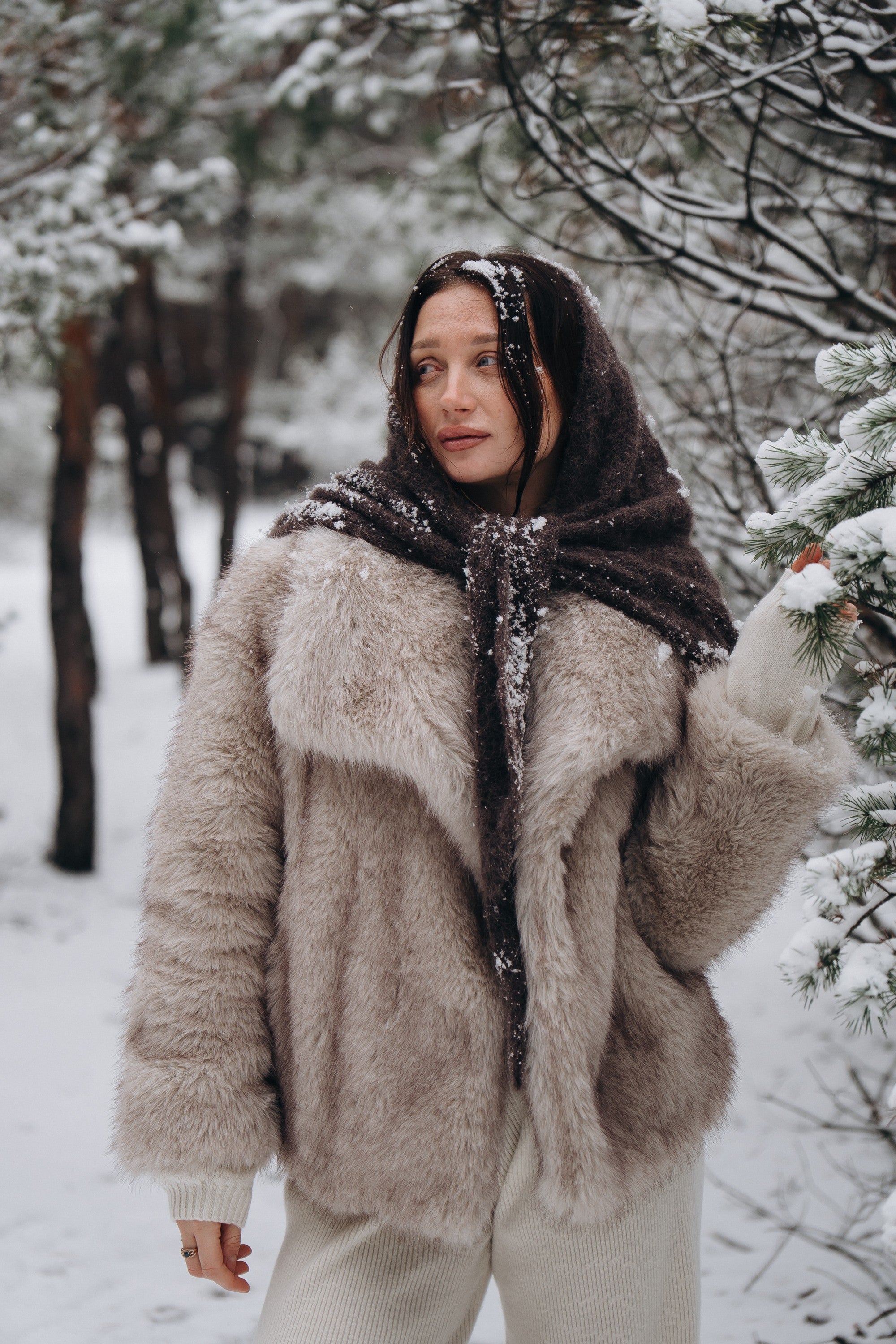 Chusta ażurowa z wełny alpaki Cloudloom Shawl brązowy - 10