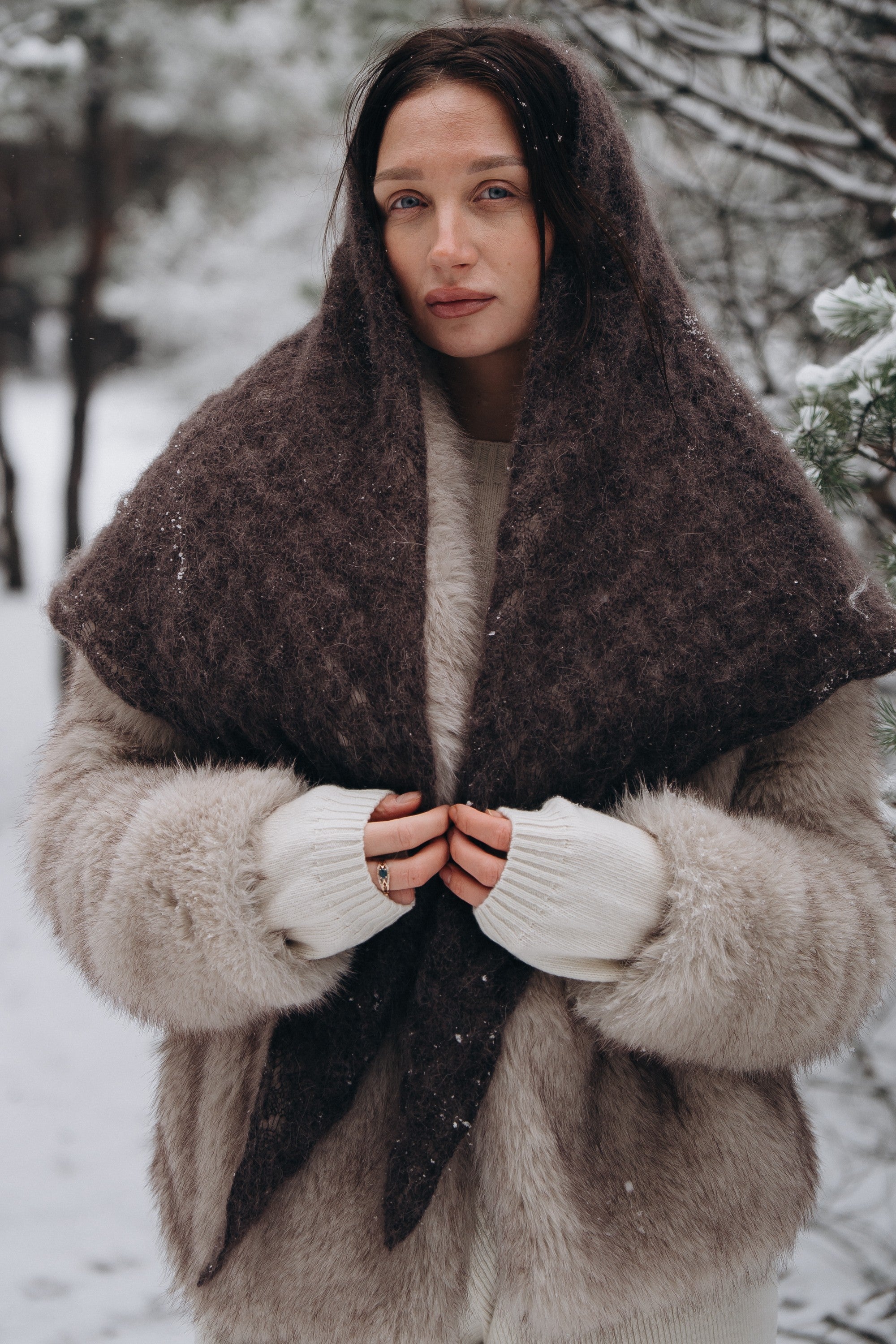 Chusta ażurowa z wełny alpaki Cloudloom Shawl brązowy - 8