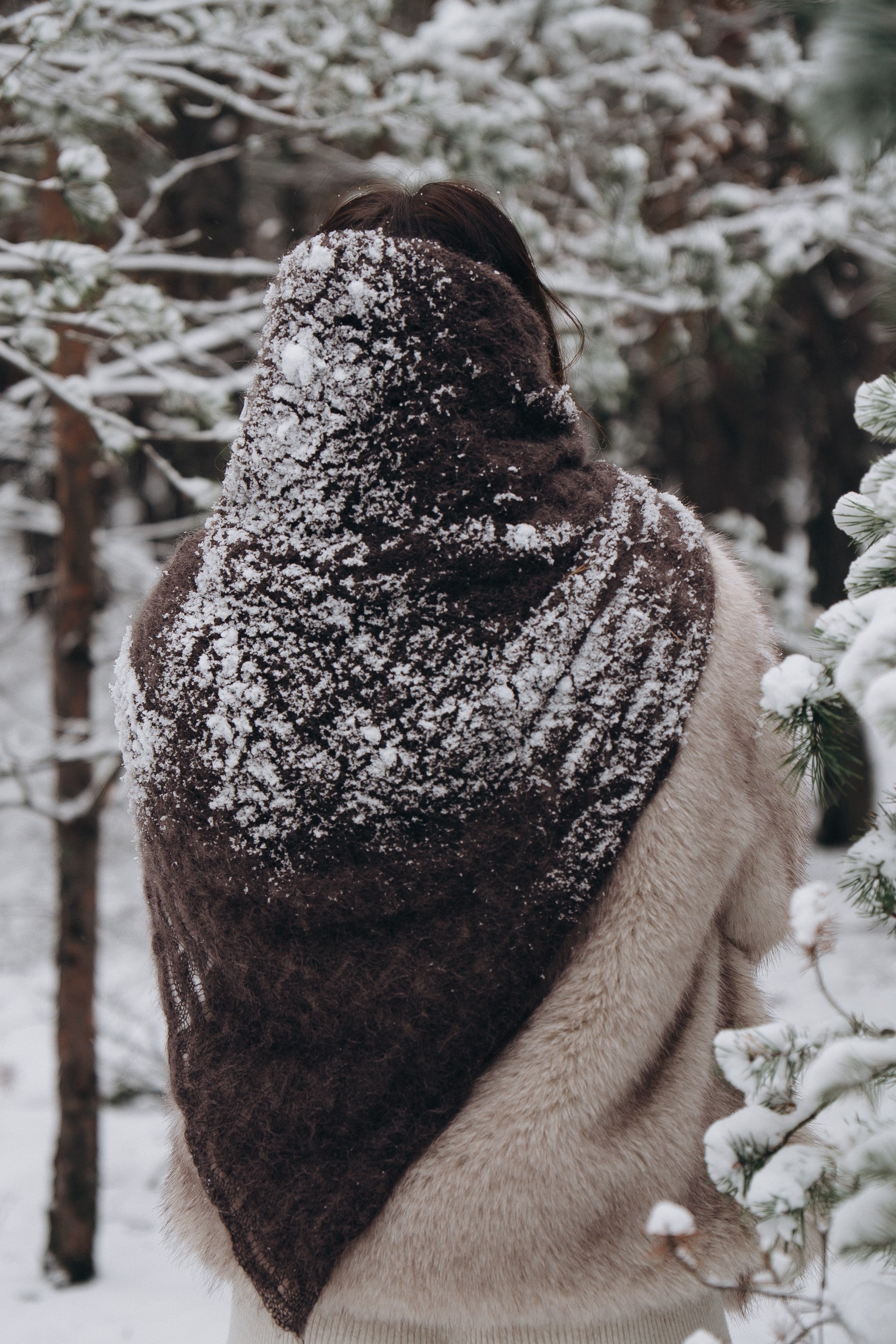 Chusta ażurowa z wełny alpaki Cloudloom Shawl brązowy - 11