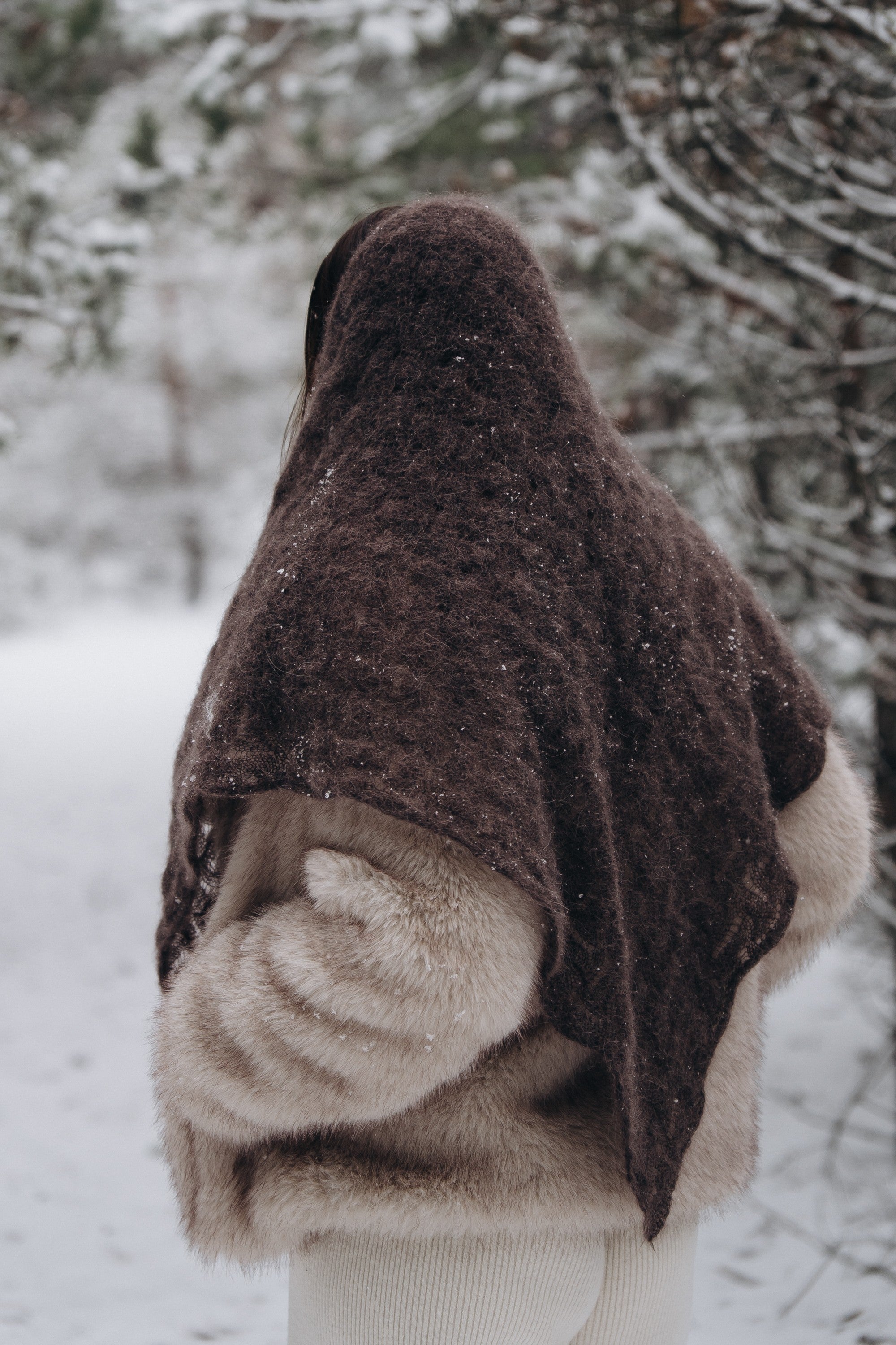 Chusta ażurowa z wełny alpaki Cloudloom Shawl brązowy - 6