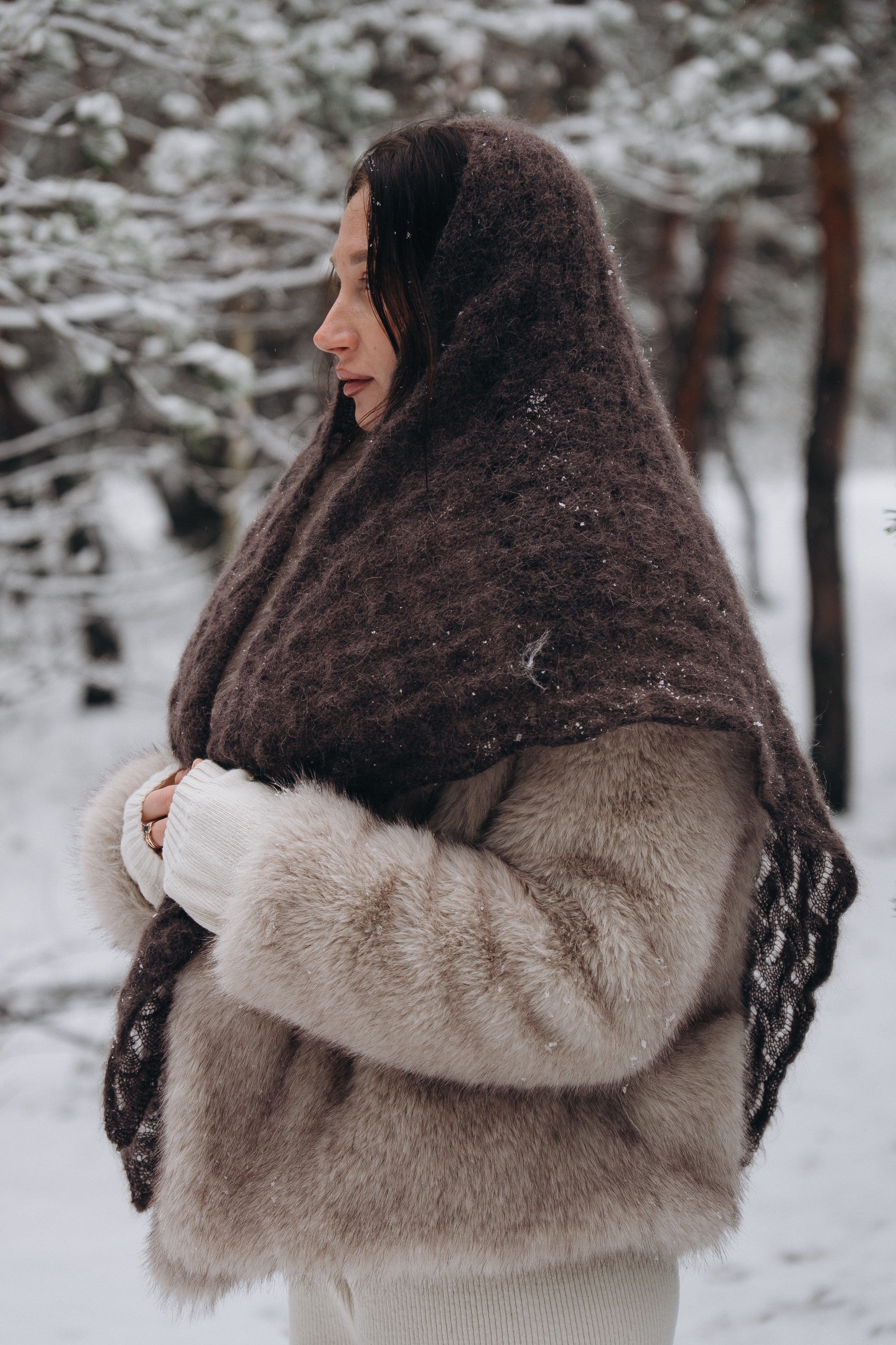 Chusta ażurowa z wełny alpaki Cloudloom Shawl brązowy - 1