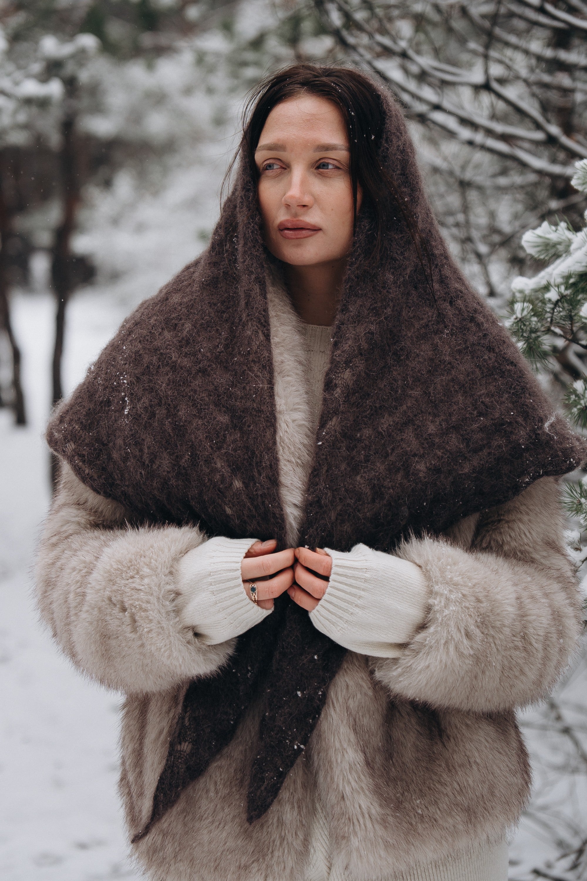 Chusta ażurowa z wełny alpaki Cloudloom Shawl brązowy - 7