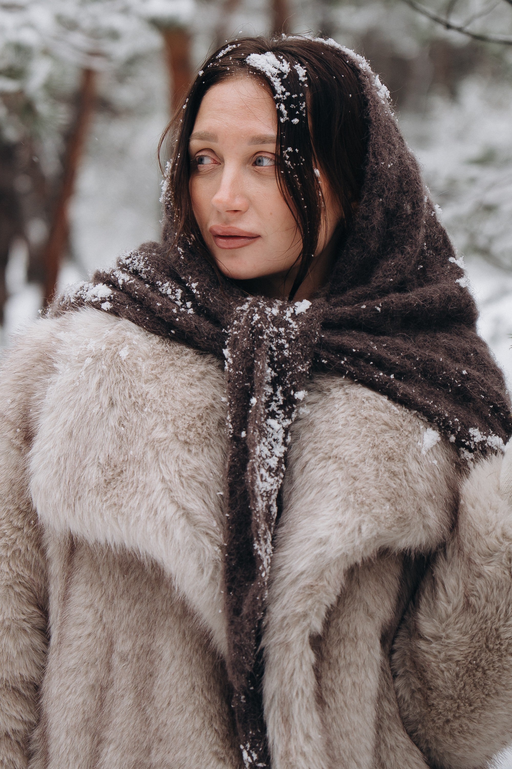 Chusta ażurowa z wełny alpaki Cloudloom Shawl brązowy - 9