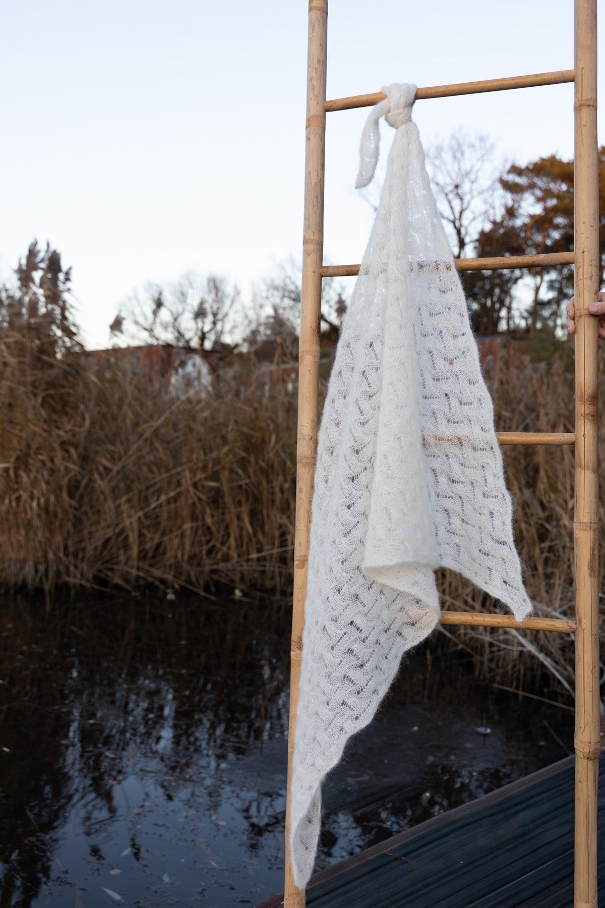 Chusta ażurowa z wełny alpaki Cloudloom Shawl ecru - 3