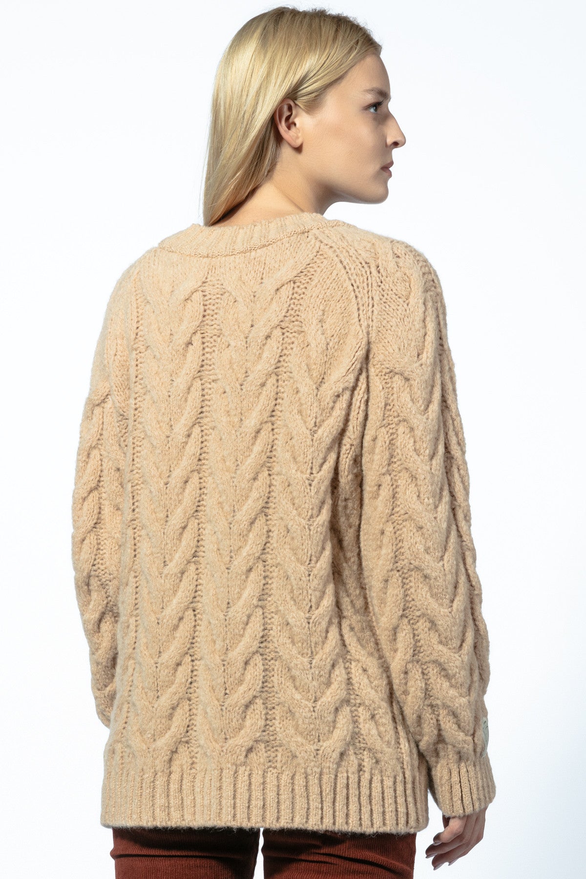 Ciepły Sweter z dekoltem splot warkocze karmelowy - 7