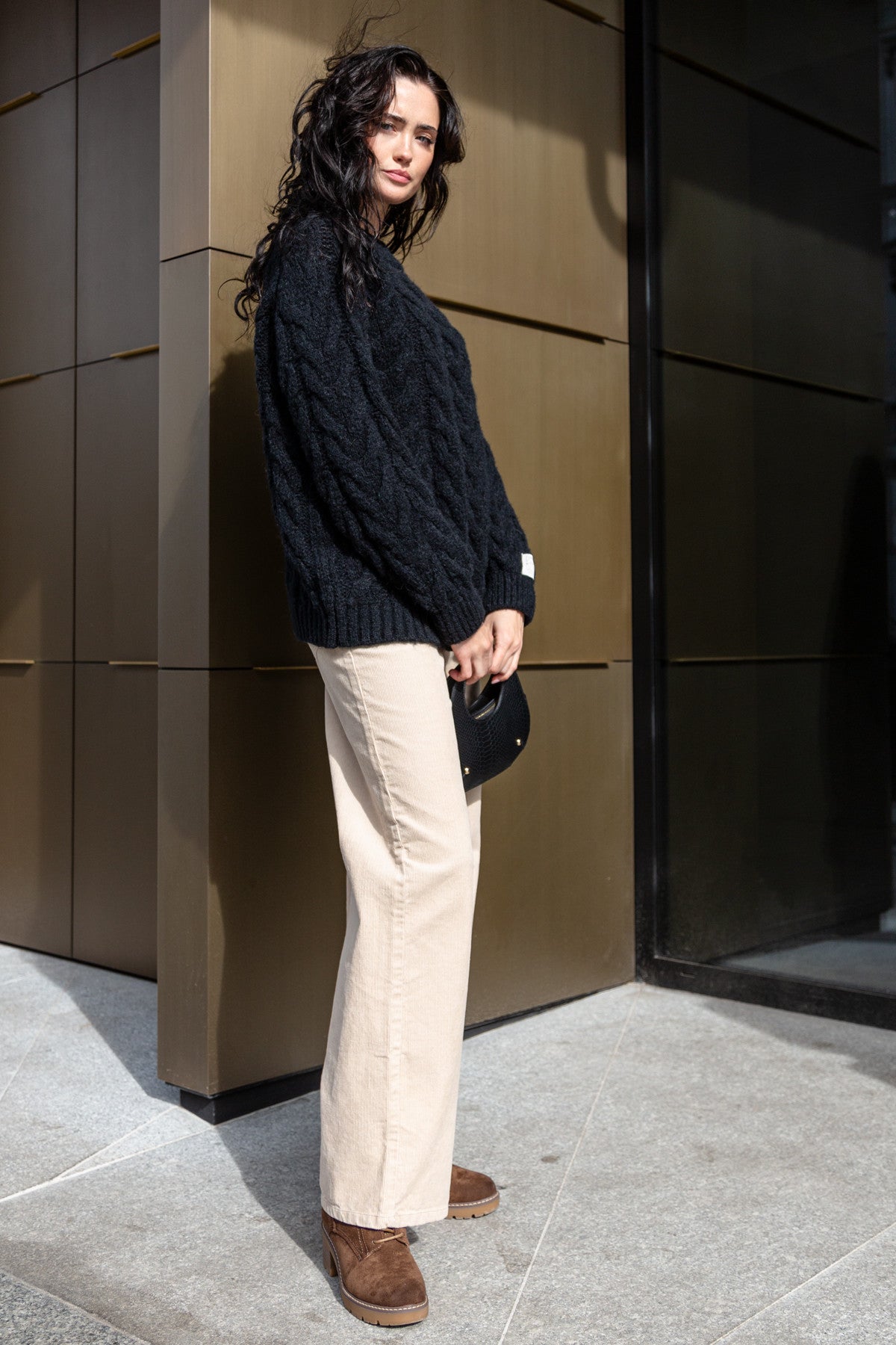 Ciepły Sweter z dekoltem splot warkocze czarny - 4