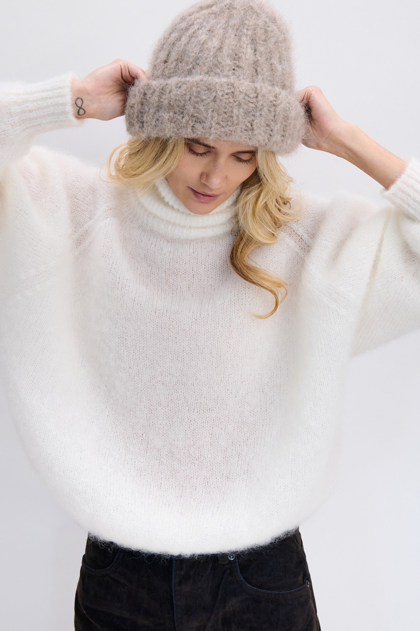 Czapka z niefarbowanej wełny alpaki EARTH EMBRACE beżowy - 1