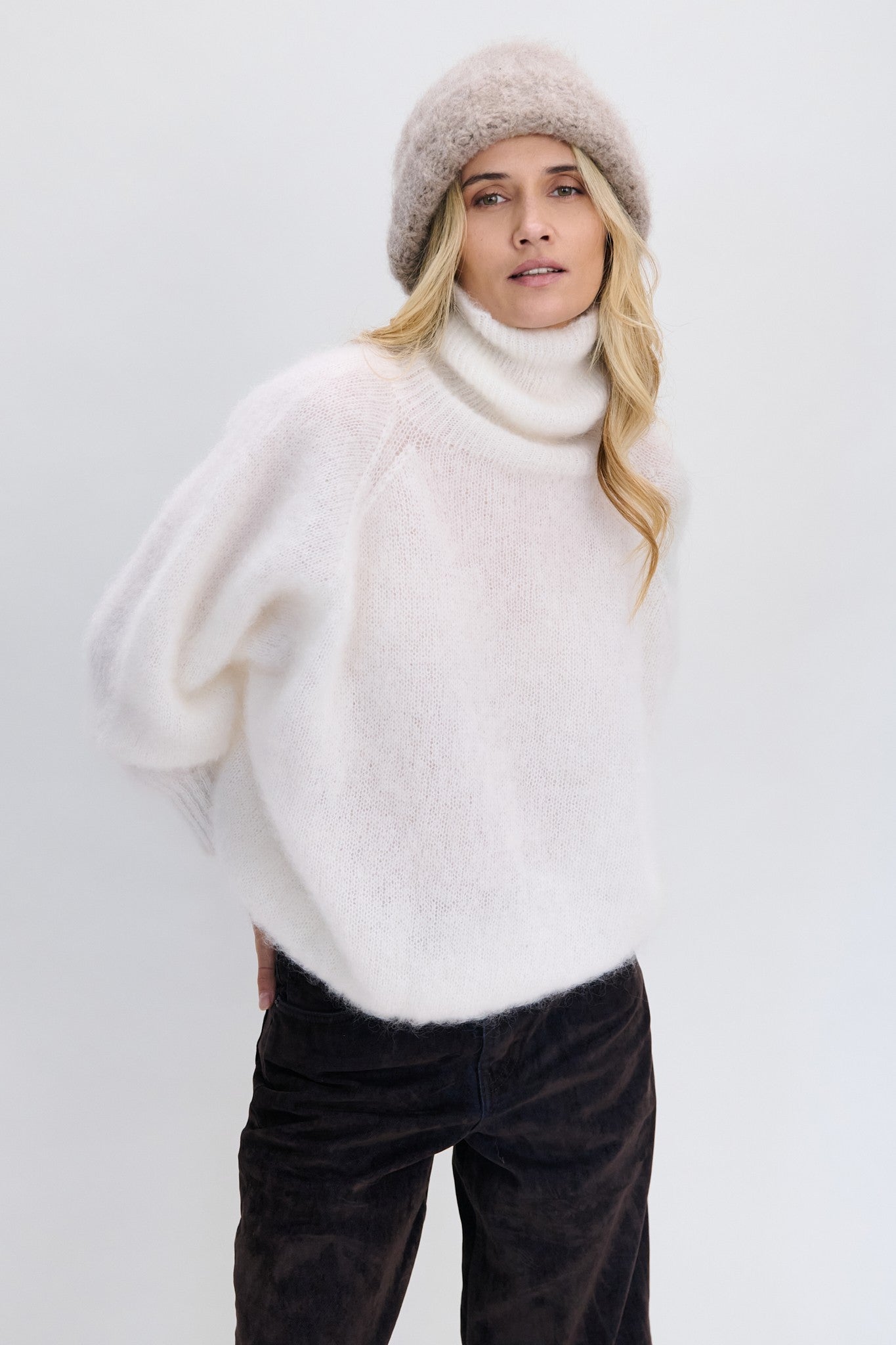 Czapka z niefarbowanej wełny alpaki EARTH EMBRACE beżowy - 2