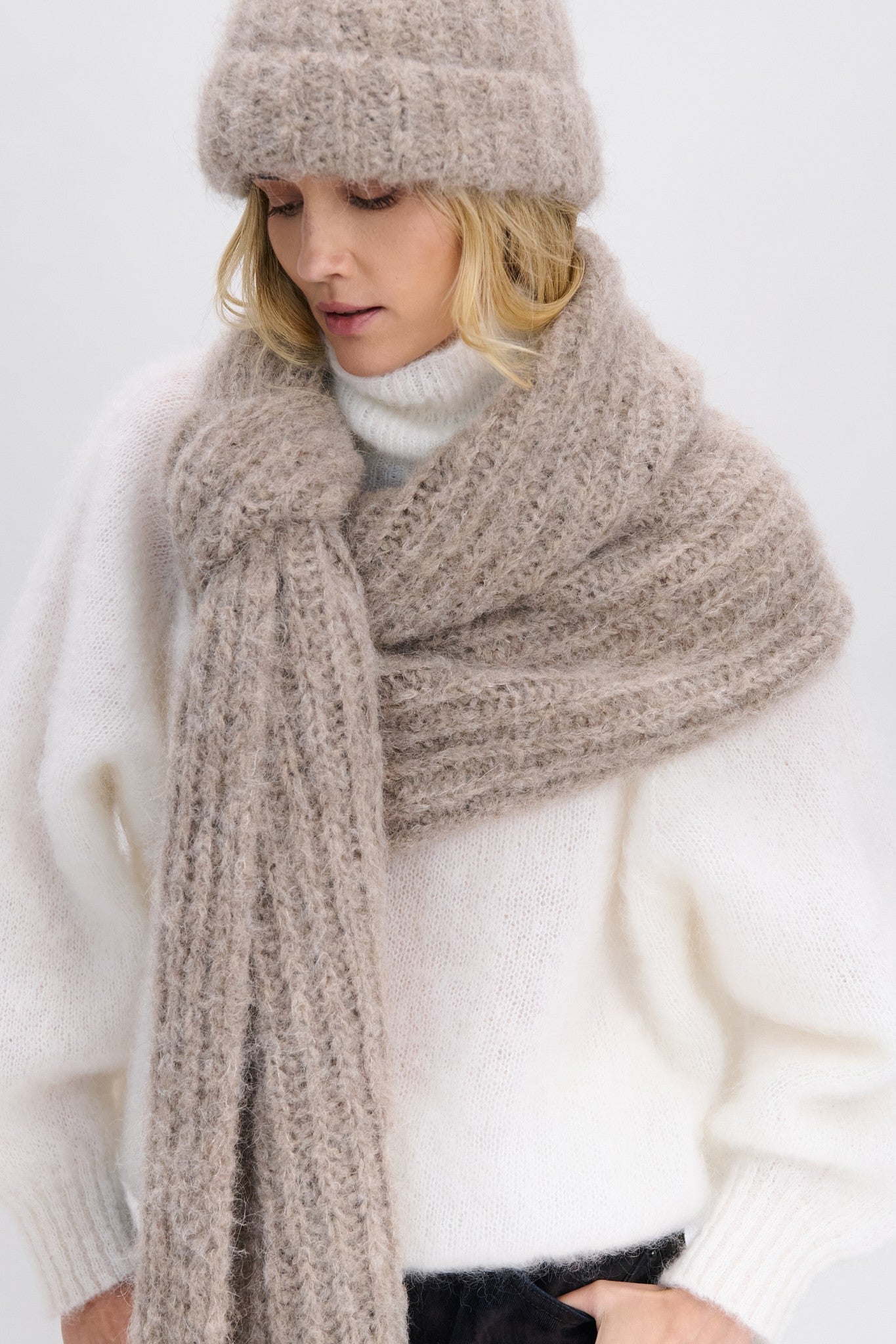 Czapka z niefarbowanej wełny alpaki EARTH EMBRACE beżowy - 5