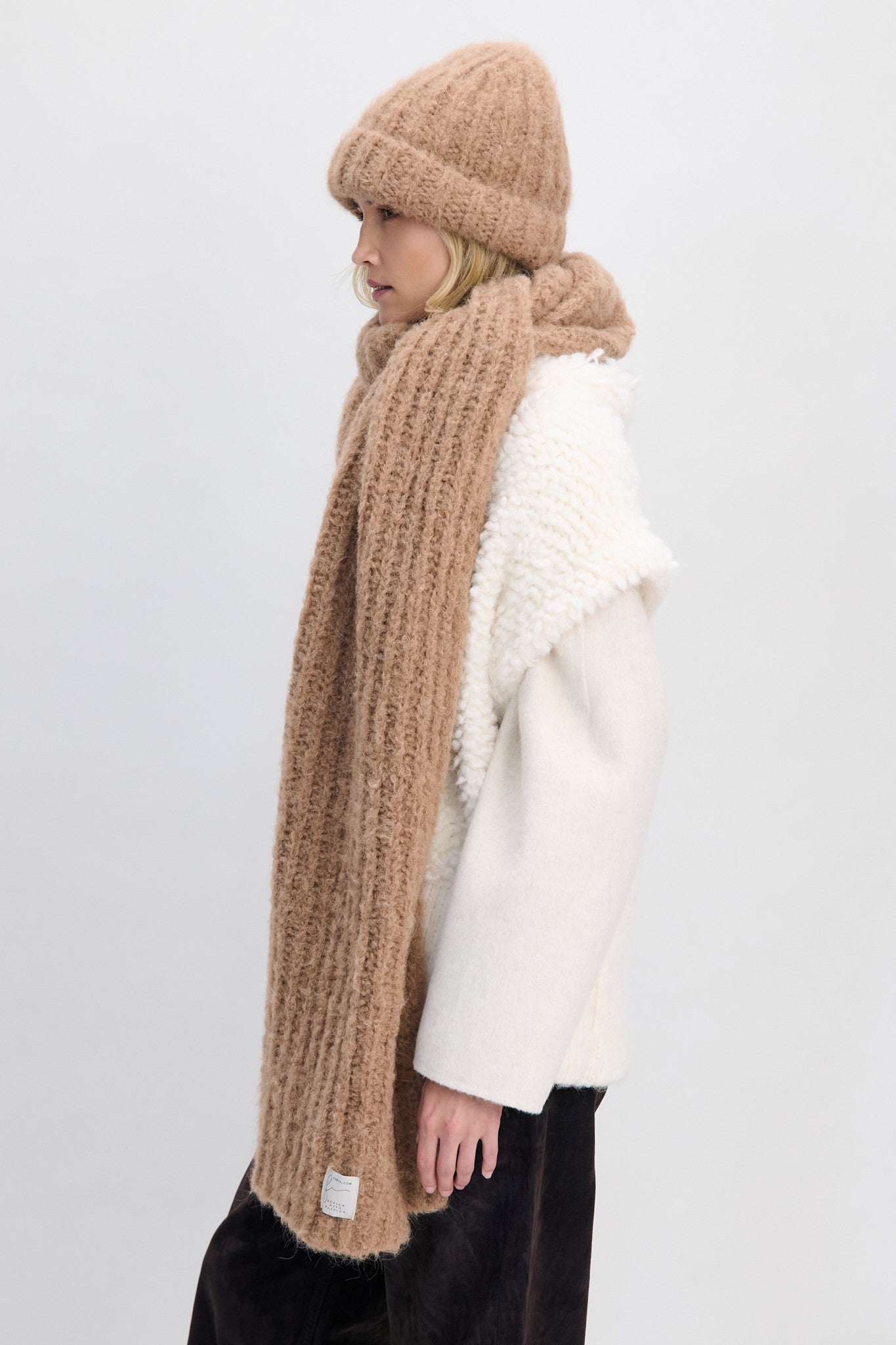 Czapka z niefarbowanej wełny alpaki EARTH EMBRACE karmel karmelowy - 4