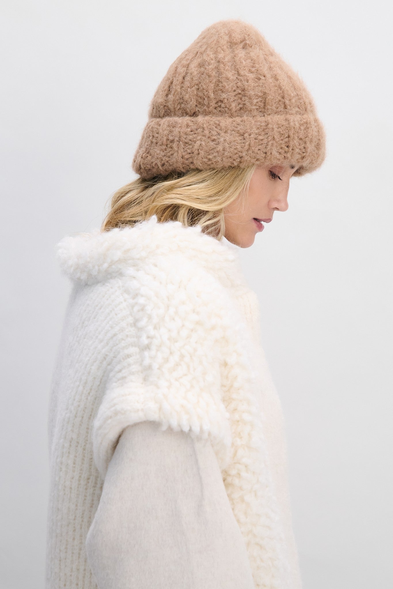 Czapka z niefarbowanej wełny alpaki EARTH EMBRACE karmel karmelowy - 3