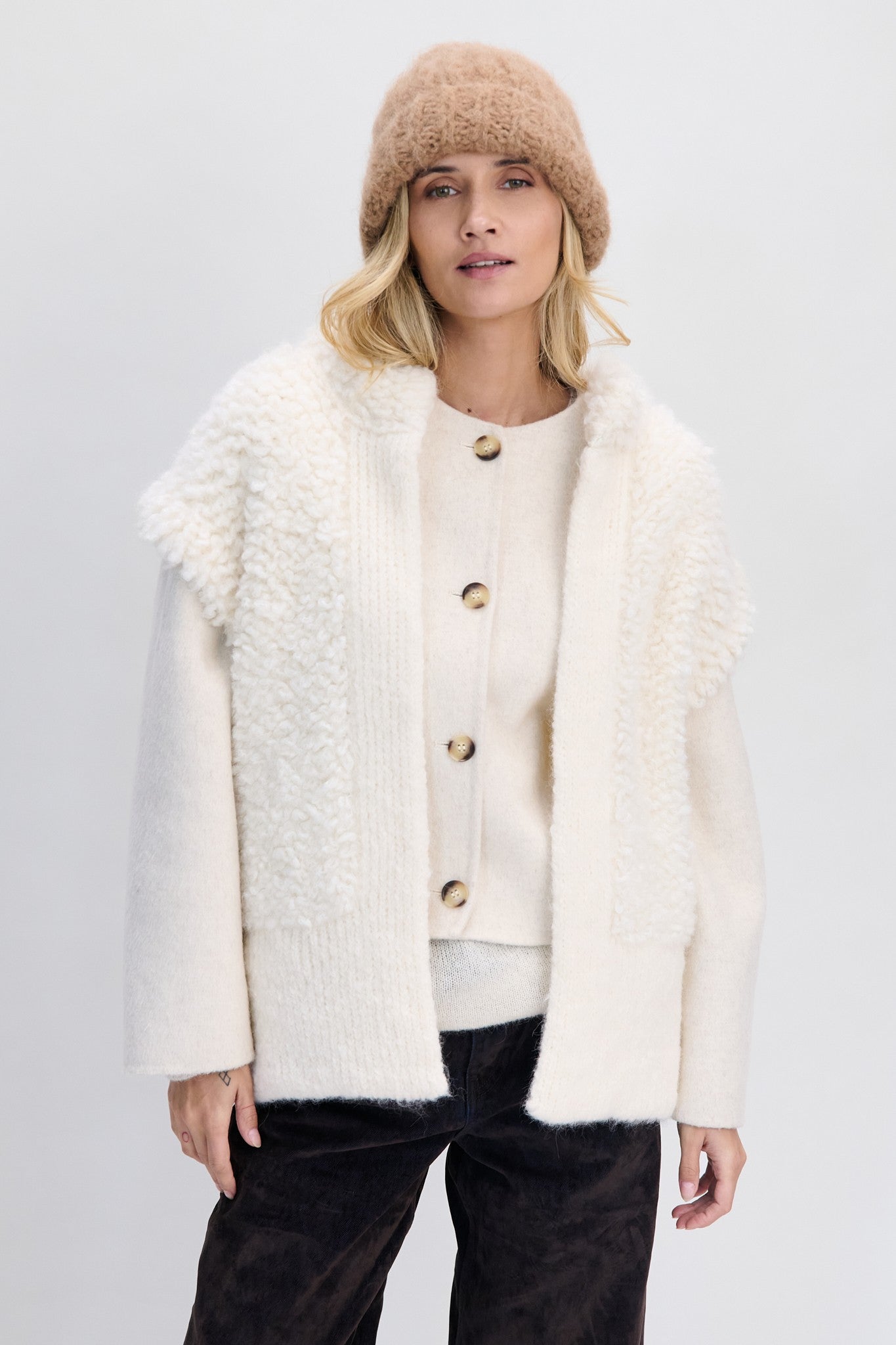 Czapka z niefarbowanej wełny alpaki EARTH EMBRACE karmel karmelowy - 2