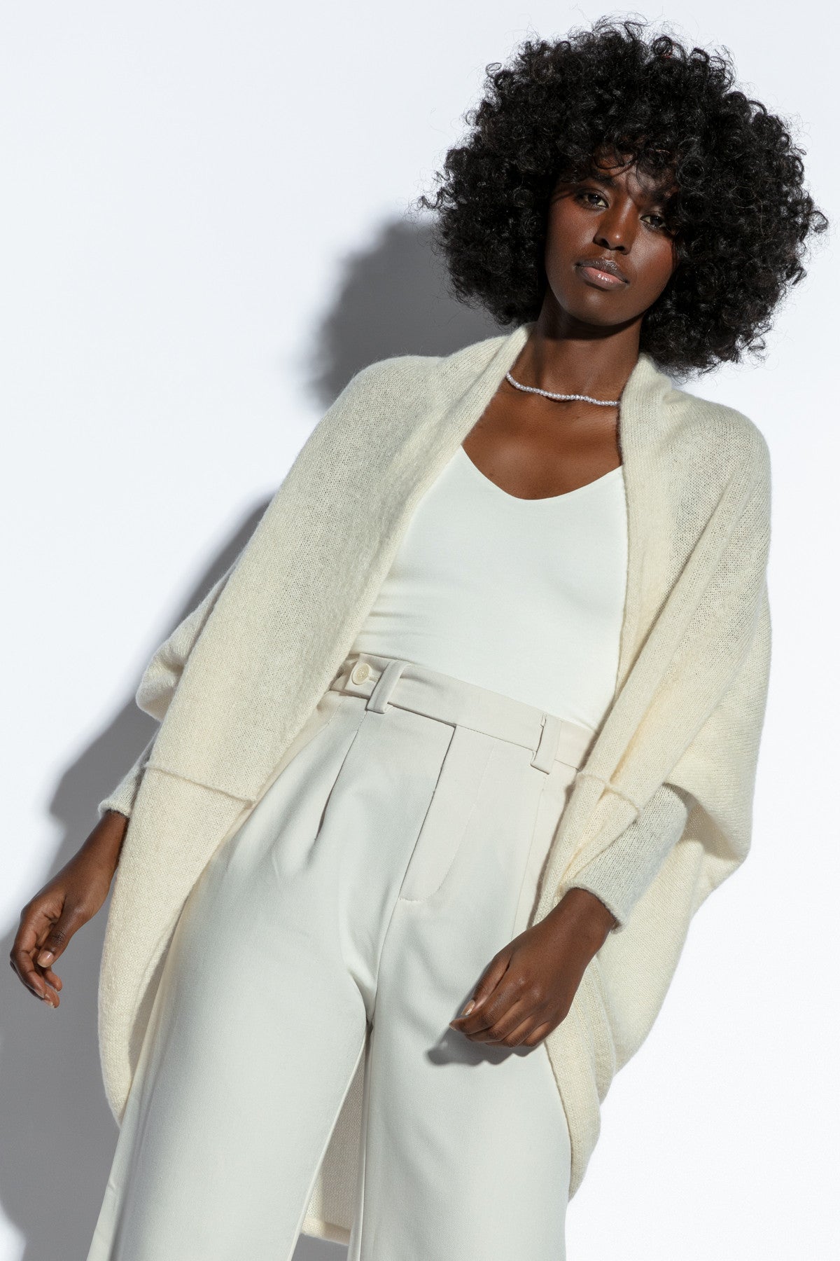 Delikatny, elegancki kardigan z jedwabiu ecru - 1