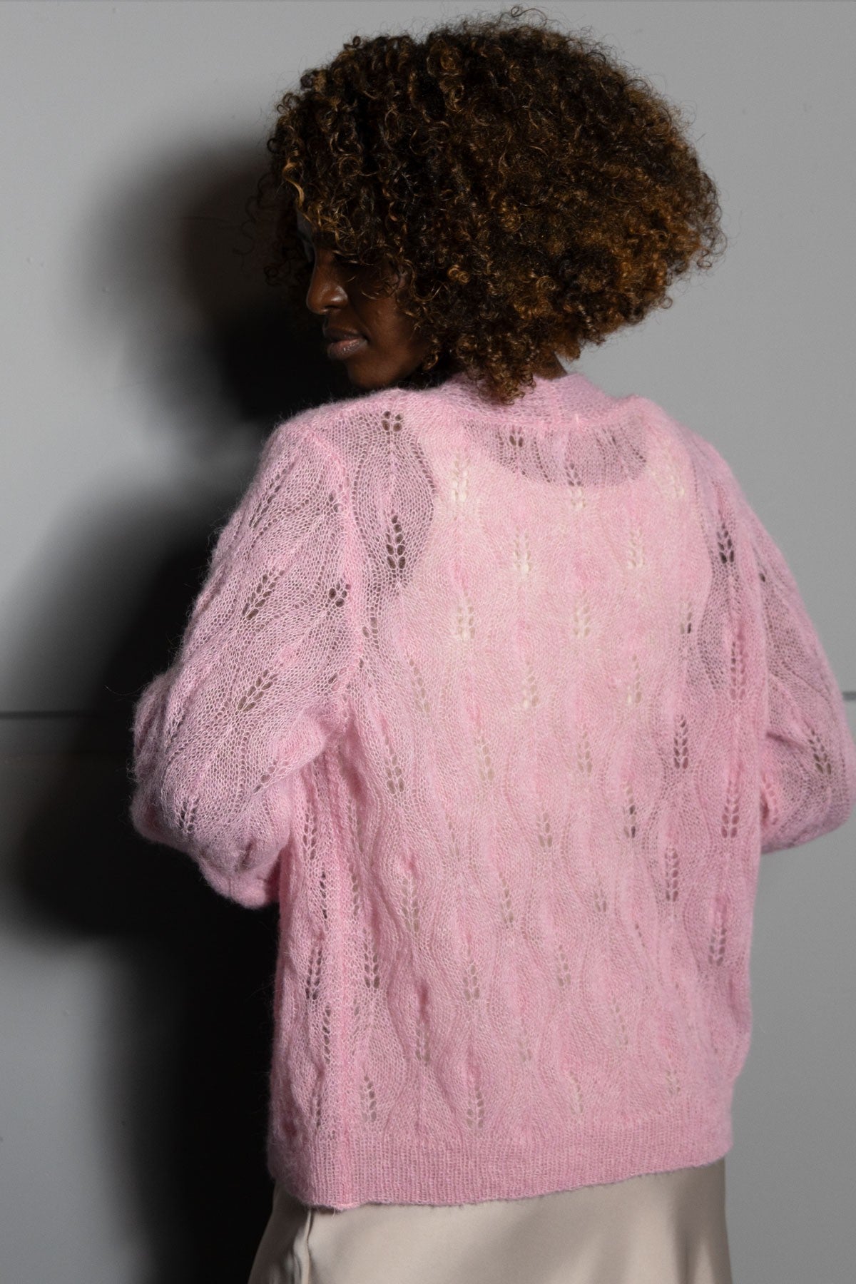 Delikatny kardigan mgiełka z wełny alpaki różowy - 5