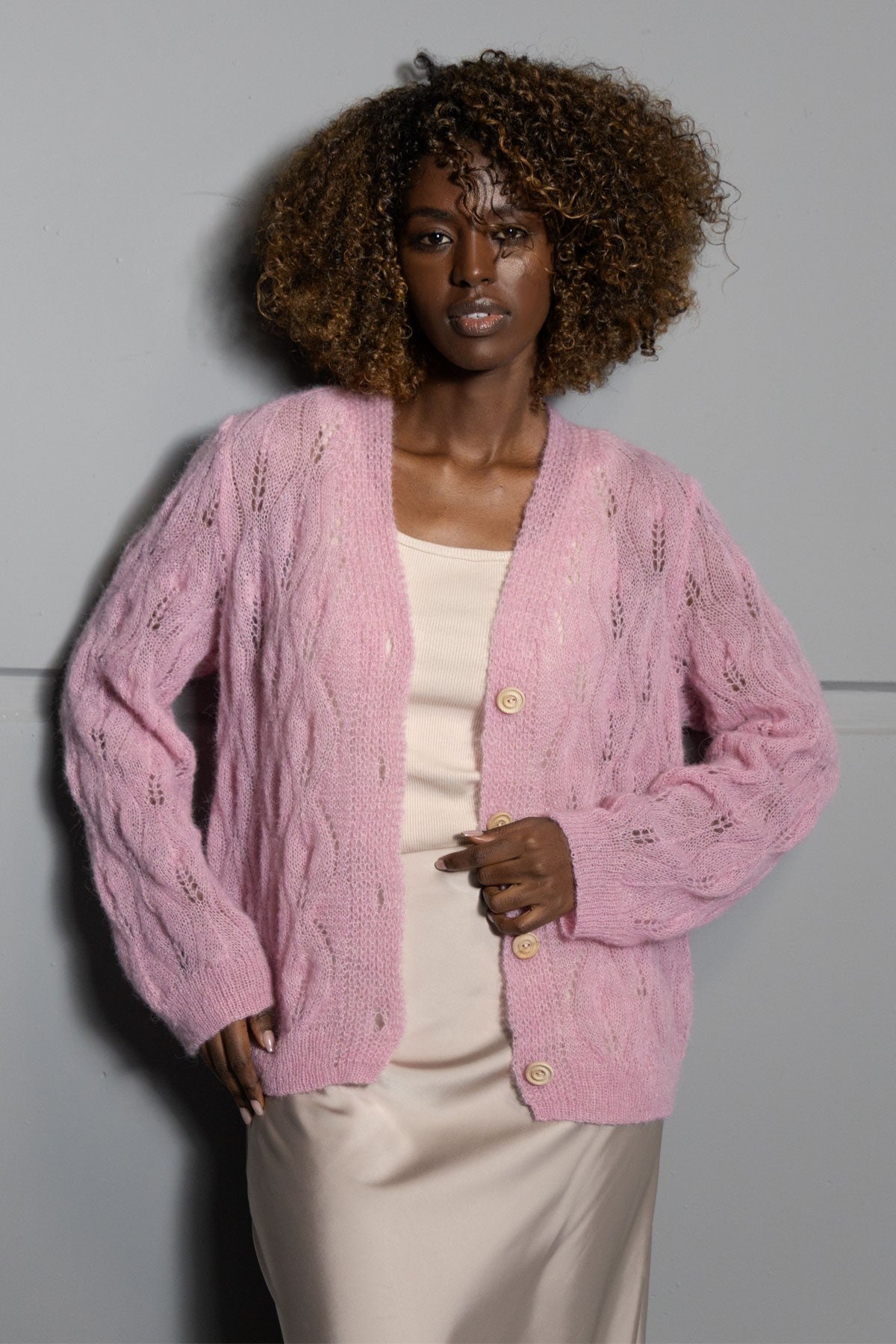 Delikatny kardigan mgiełka z wełny alpaki różowy - 11