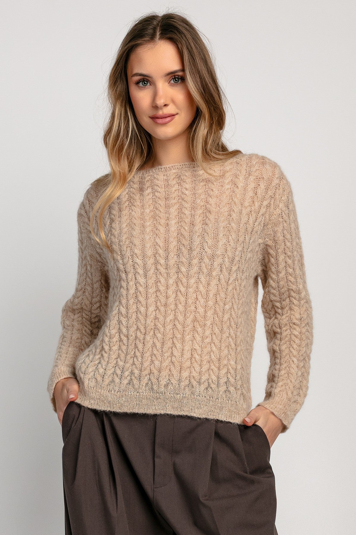 Delikatny sweter mgiełka z wełny alpaki beżowy - 2