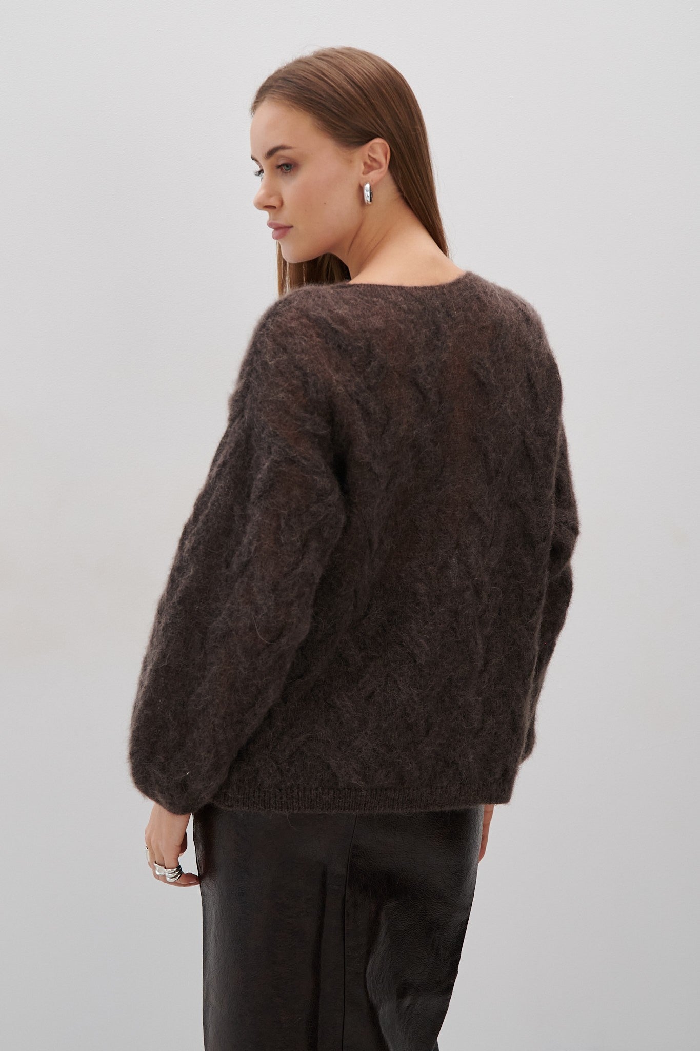 Delikatny sweter mgiełka z wełny alpaki brązowy - 2