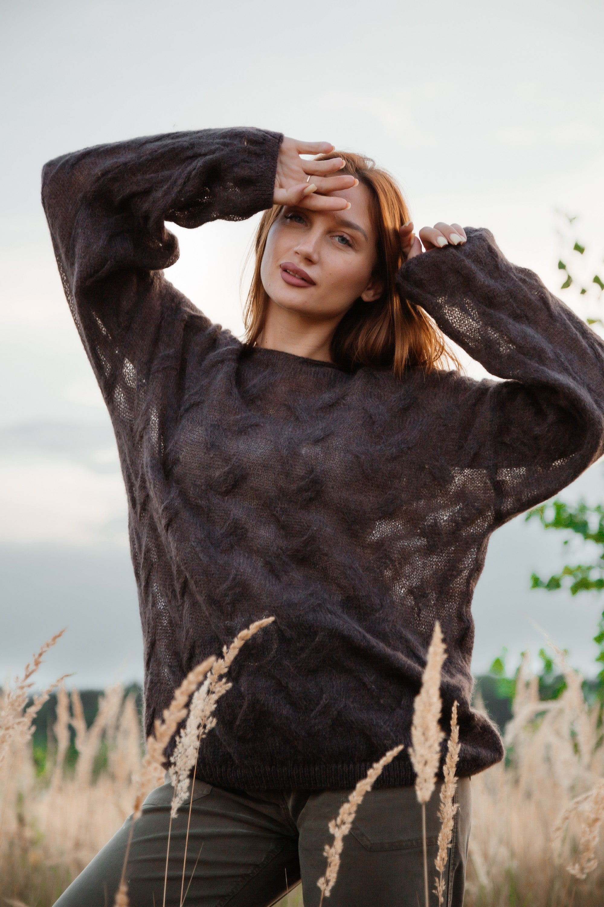 Delikatny sweter mgiełka z wełny alpaki brązowy - 3