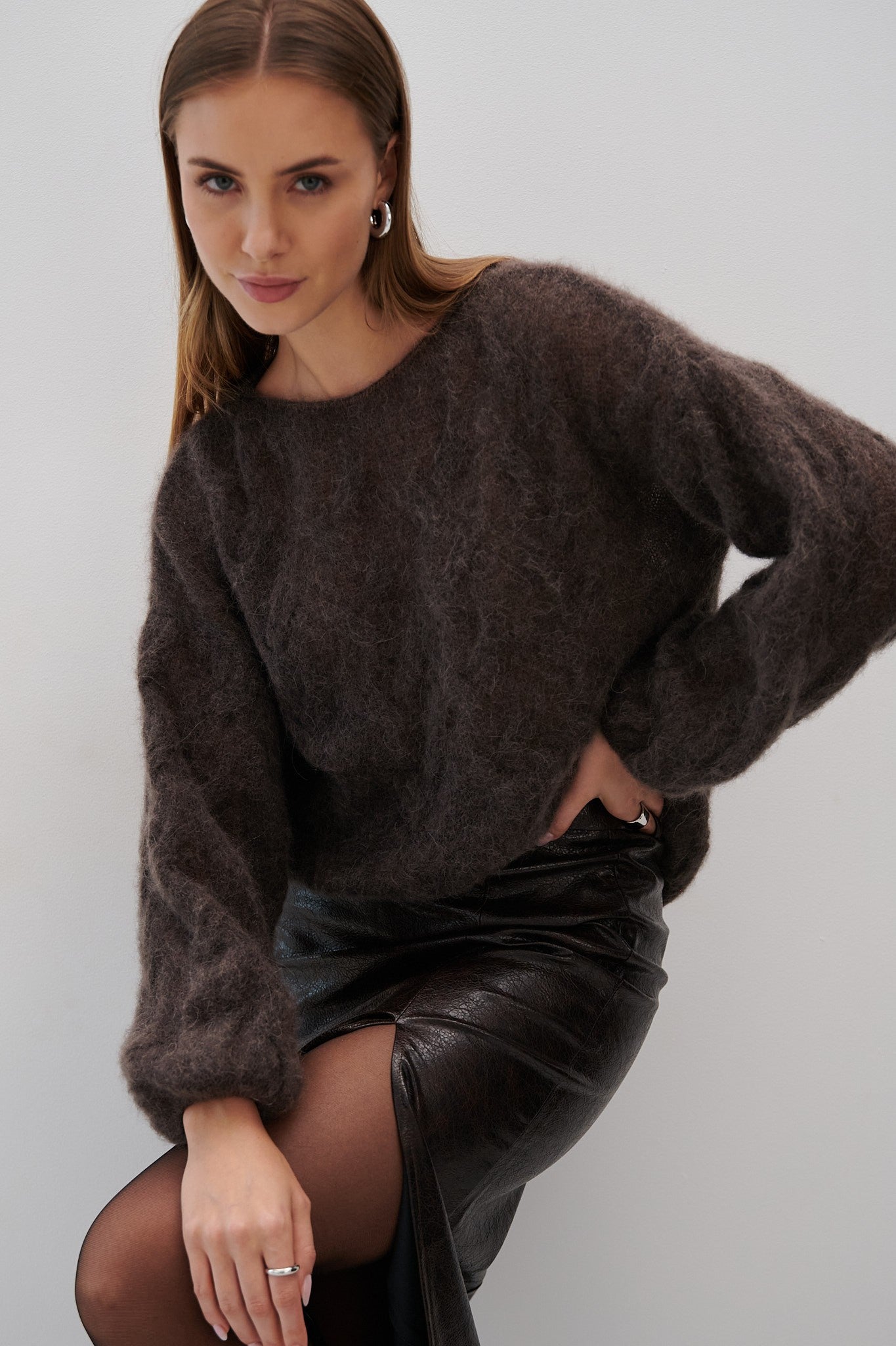 Delikatny sweter mgiełka z wełny alpaki brązowy - 1