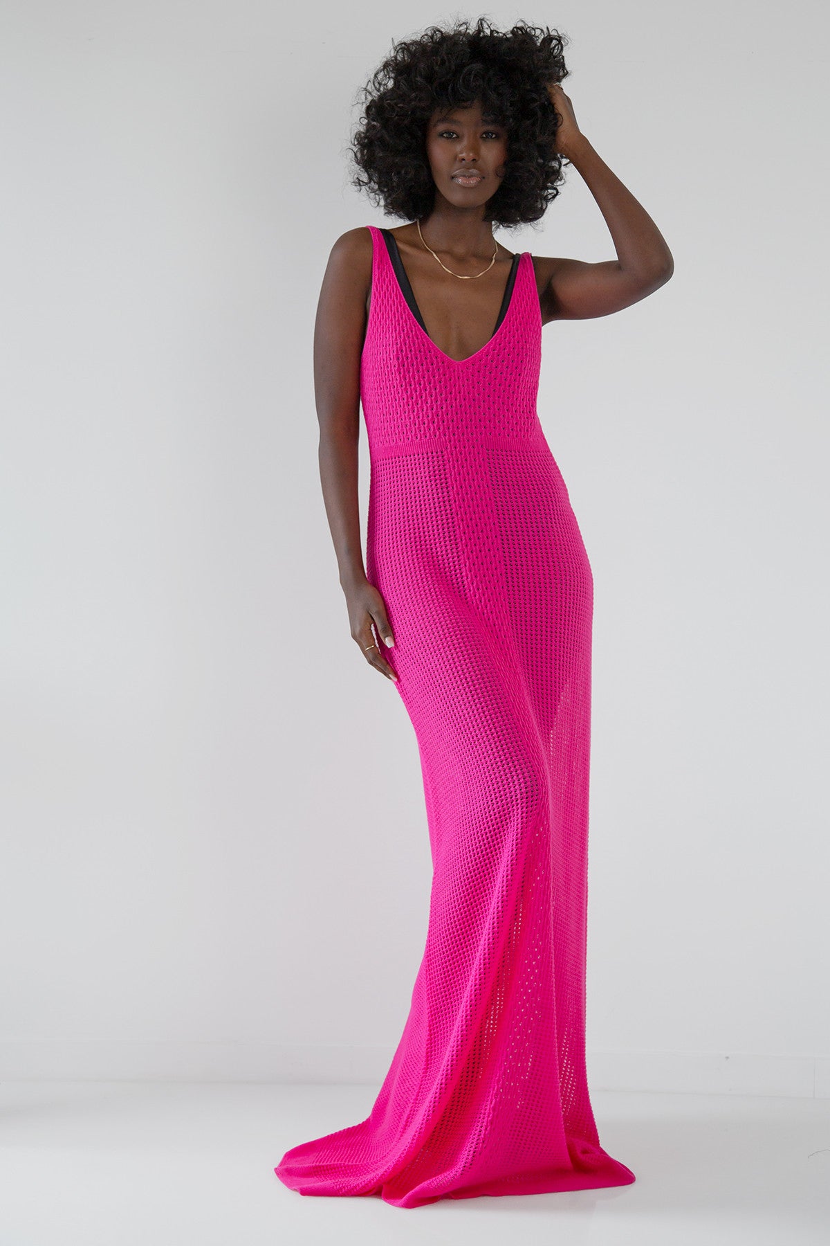 Długa ażurowa sukienka na ramiączka amarant intensywny róż - 1