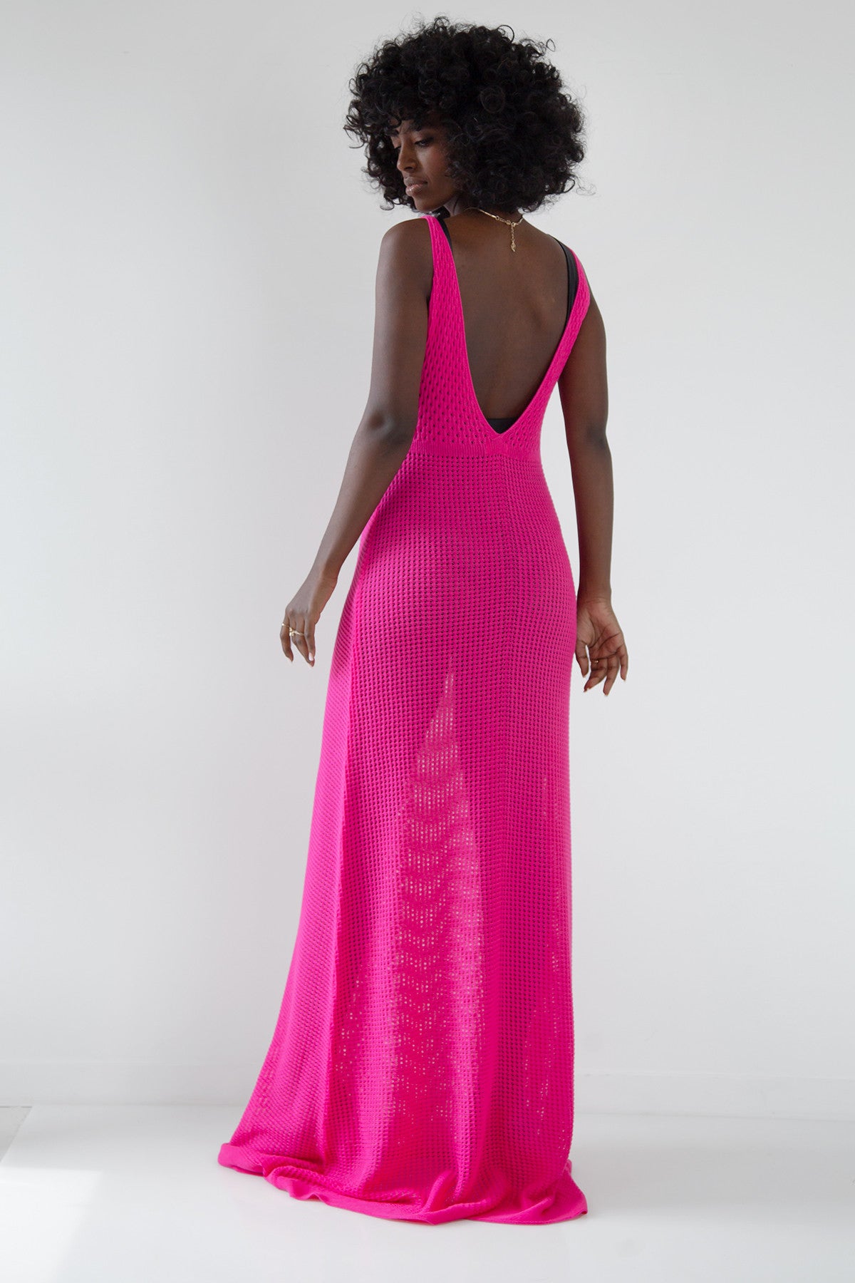 Długa ażurowa sukienka na ramiączka amarant intensywny róż - 3