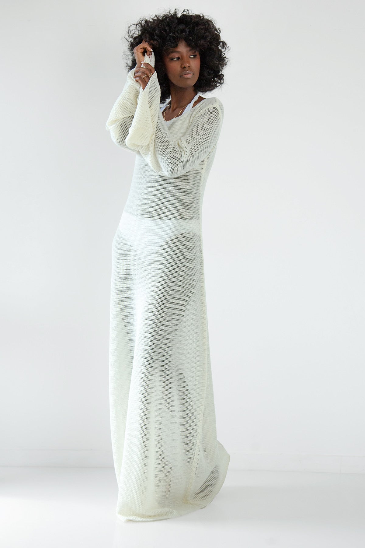 Długa sukienka ażurowa z dekoltem na plecach z bawełny ecru - 2