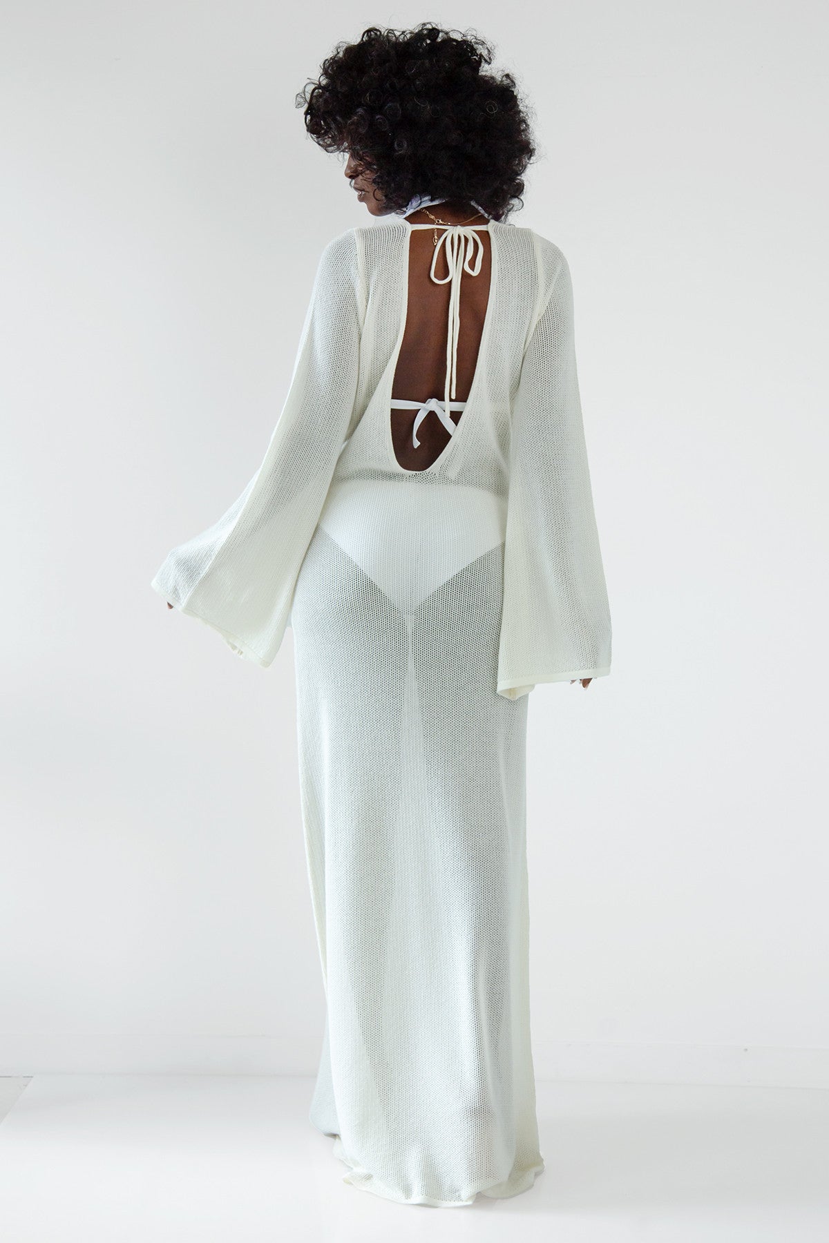 Długa sukienka ażurowa z dekoltem na plecach z bawełny ecru - 1