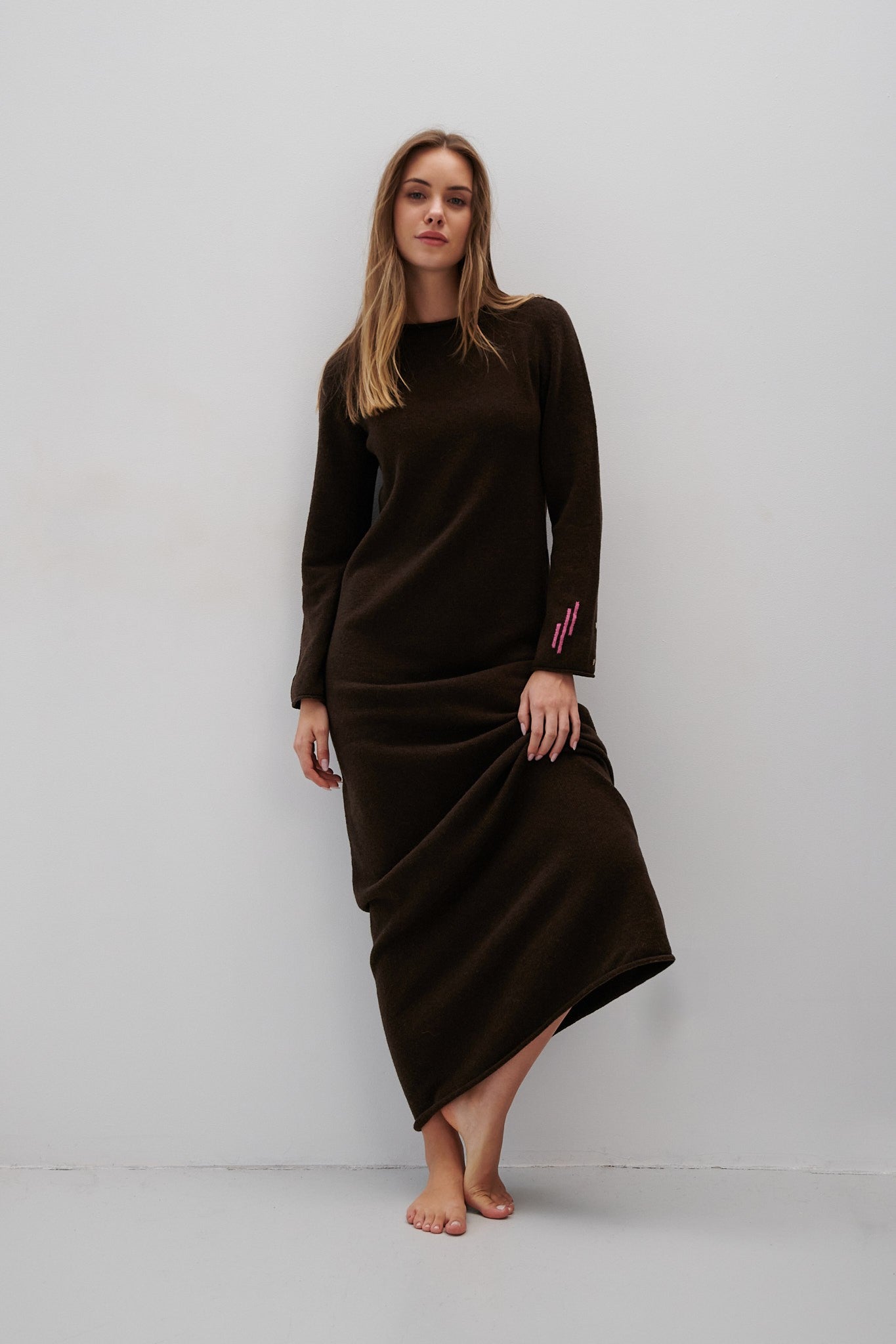 Długa sukienka z wełny merynos brązowy - 6