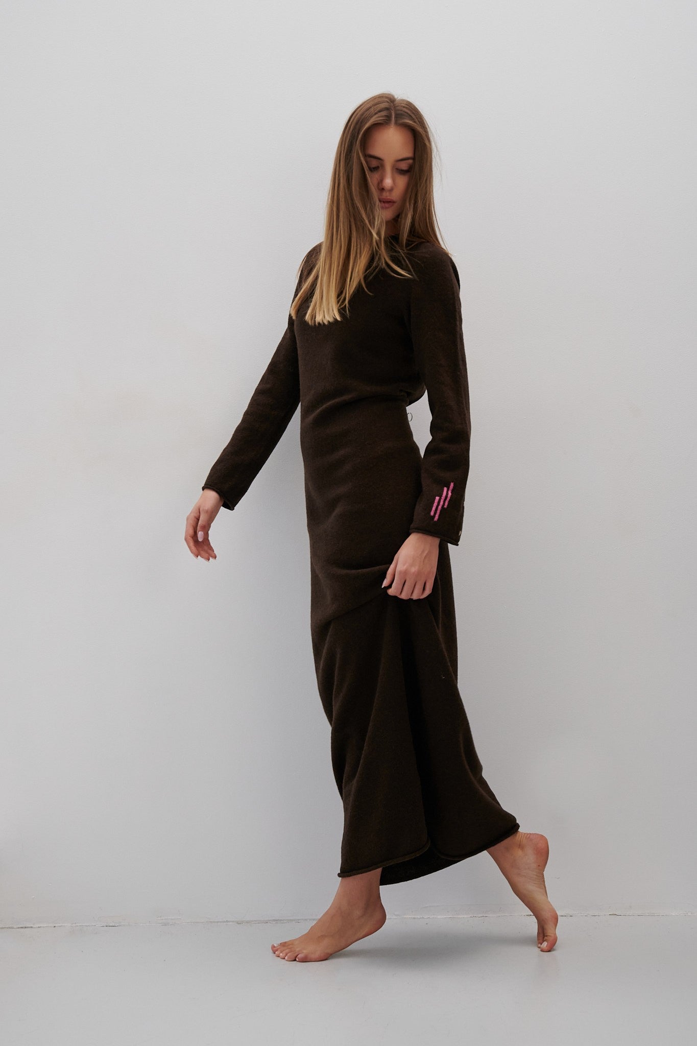 Długa sukienka z wełny merynos brązowy - 5